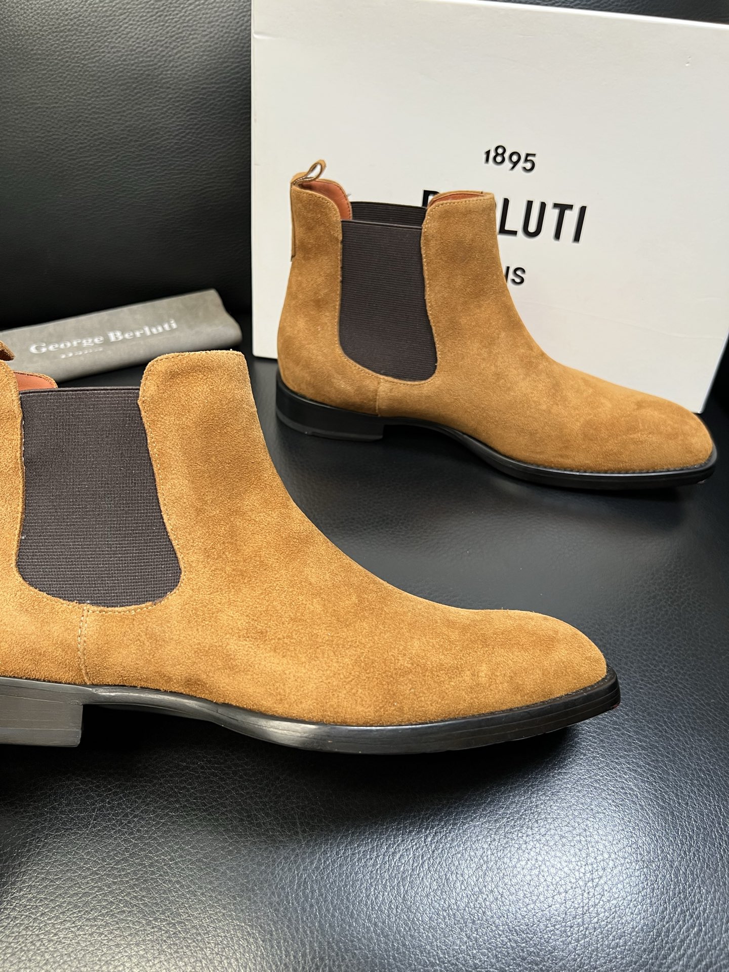 Berluti 高品质 顶级工艺品 布鲁提 专柜同步发售原厂配置，意大利进口牛皮面料，全进口水染牛皮里垫