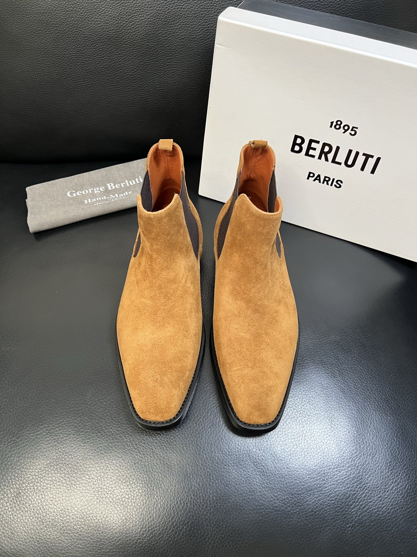Berluti 高品质 顶级工艺品 布鲁提 专柜同步发售原厂配置，意大利进口牛皮面料，全进口水染牛皮里垫