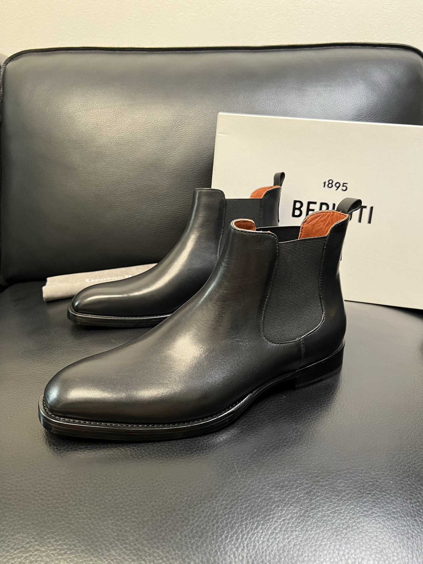Berluti 高品质 顶级工艺品 布鲁提 专柜同步发售原厂配置，意大利进口牛皮面料，全进口水染牛皮里垫