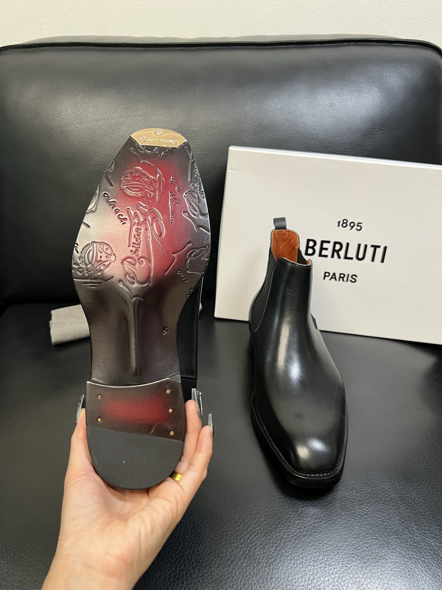 Berluti 高品质 顶级工艺品 布鲁提 专柜同步发售原厂配置，意大利进口牛皮面料，全进口水染牛皮里垫