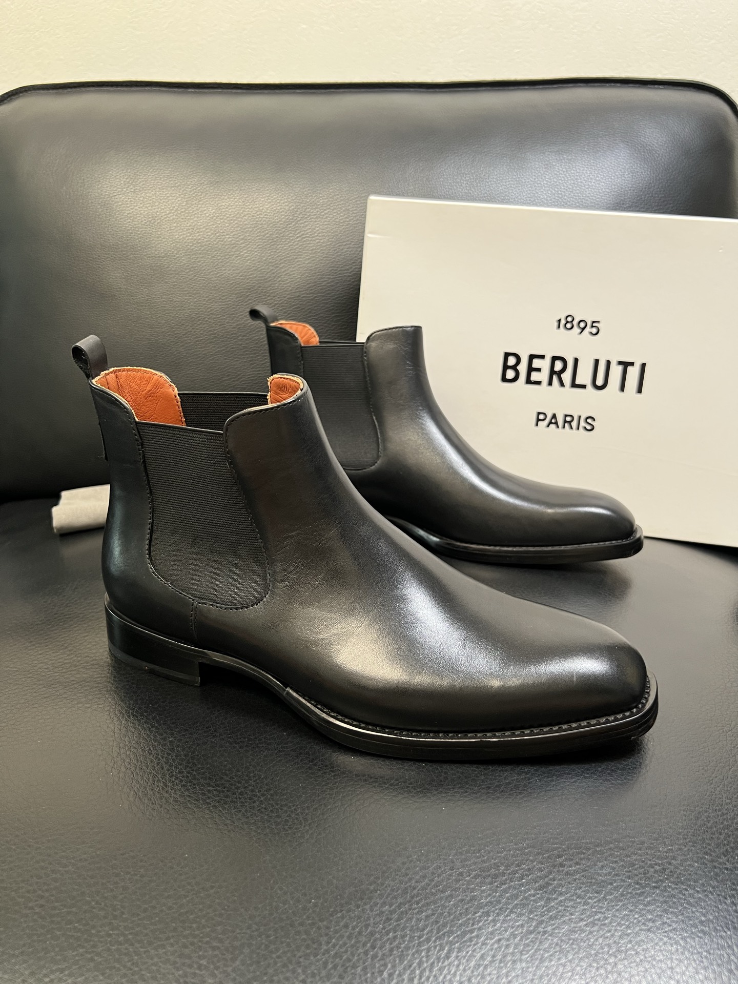 Berluti 高品质 顶级工艺品 布鲁提 专柜同步发售原厂配置，意大利进口牛皮面料，全进口水染牛皮里垫
