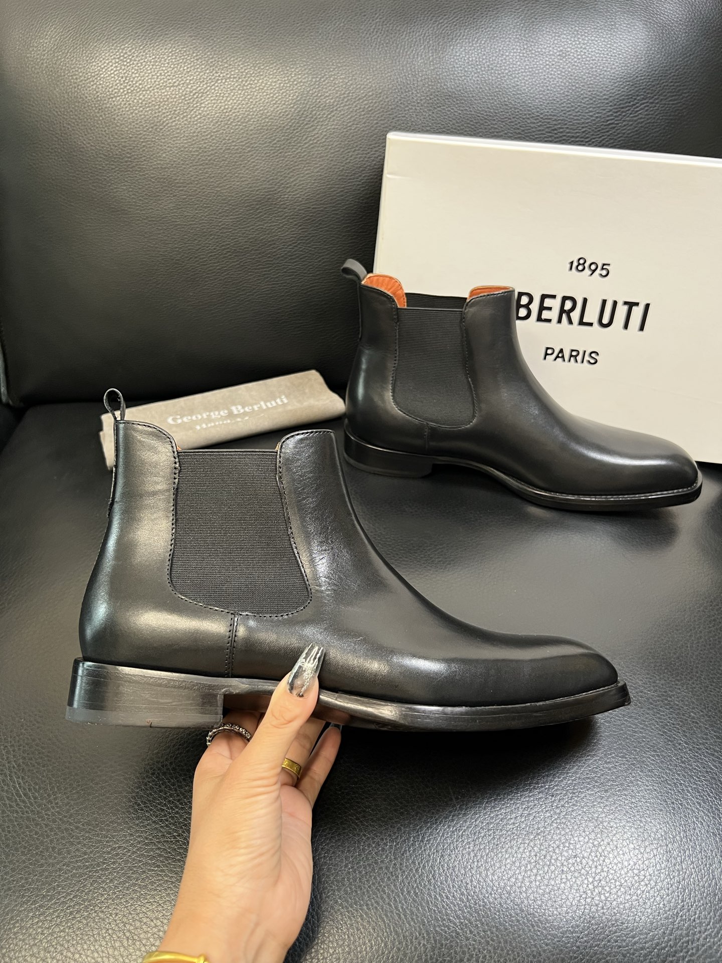 Berluti 高品质 顶级工艺品 布鲁提 专柜同步发售原厂配置，意大利进口牛皮面料，全进口水染牛皮里垫