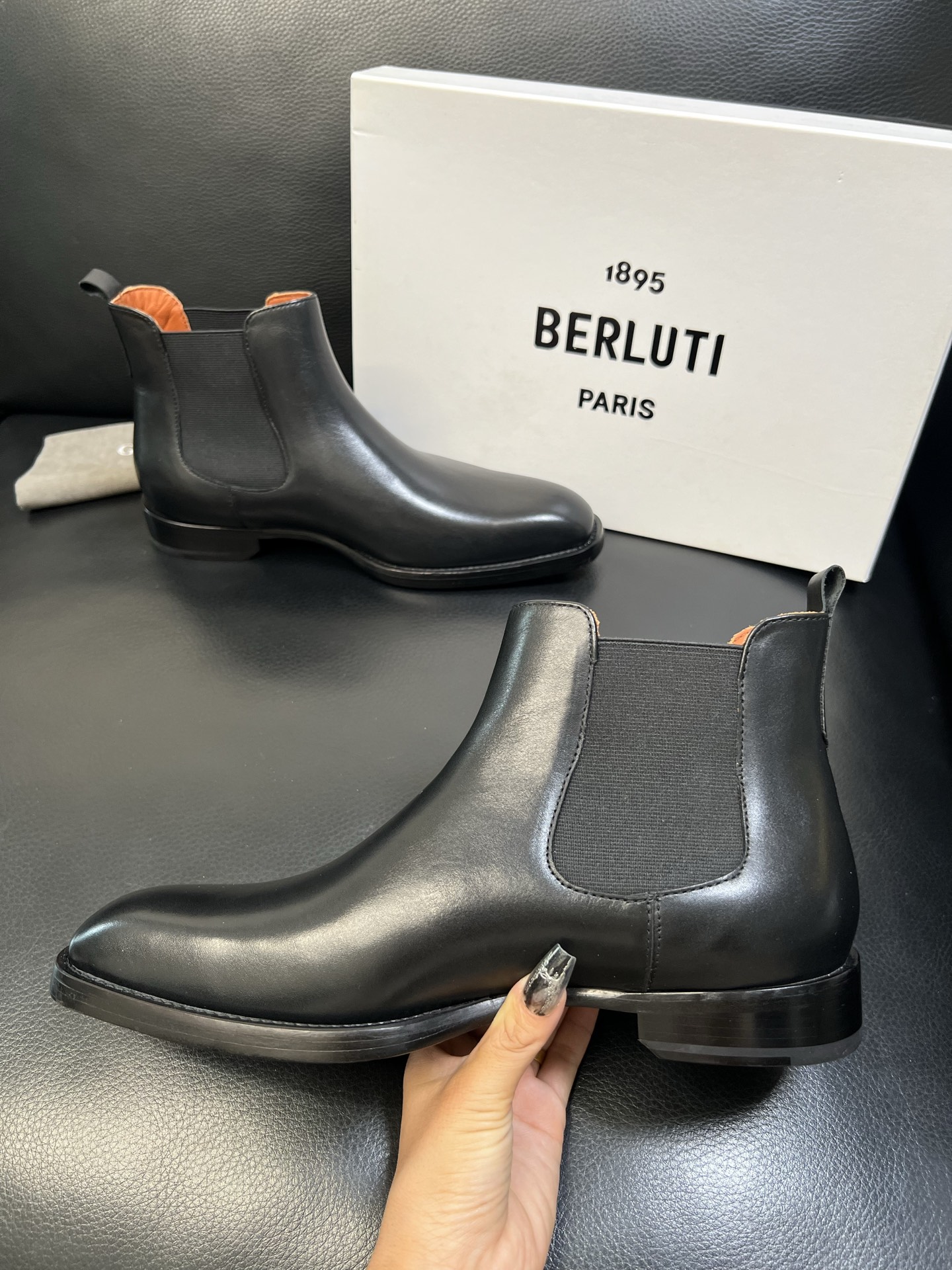 Berluti 高品质 顶级工艺品 布鲁提 专柜同步发售原厂配置，意大利进口牛皮面料，全进口水染牛皮里垫