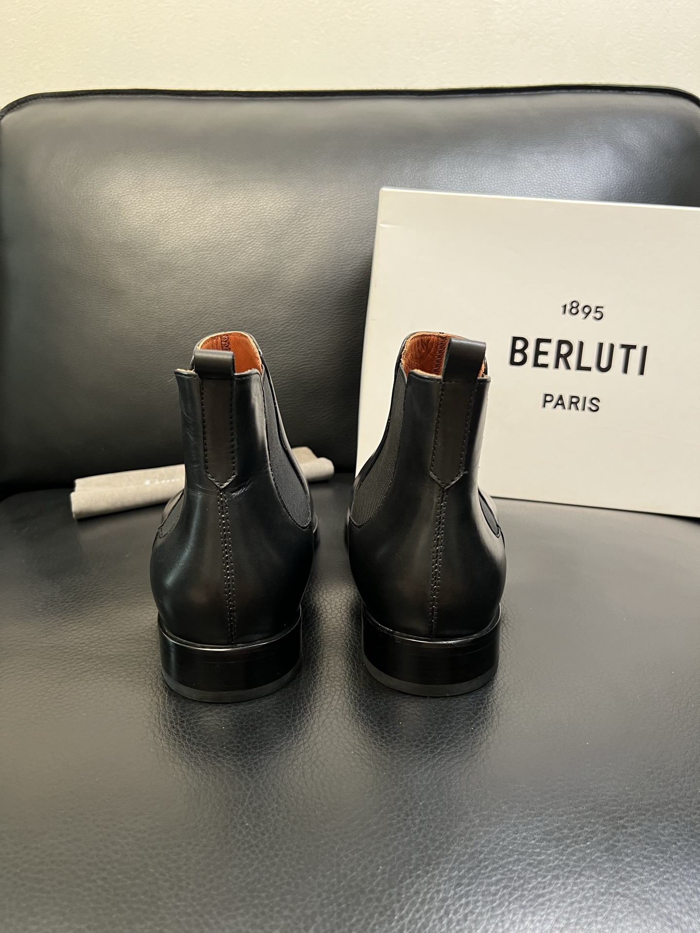 Berluti 高品质 顶级工艺品 布鲁提 专柜同步发售原厂配置，意大利进口牛皮面料，全进口水染牛皮里垫