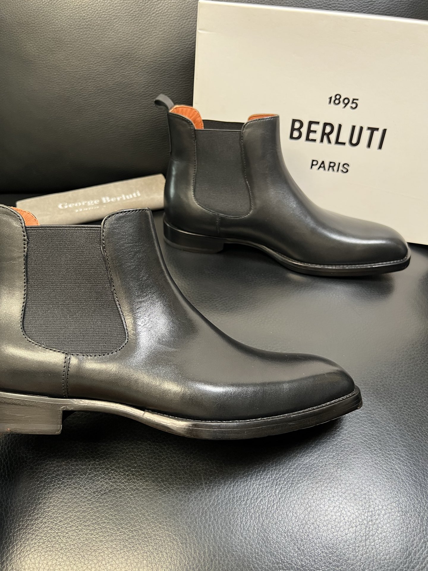 Berluti 高品质 顶级工艺品 布鲁提 专柜同步发售原厂配置，意大利进口牛皮面料，全进口水染牛皮里垫