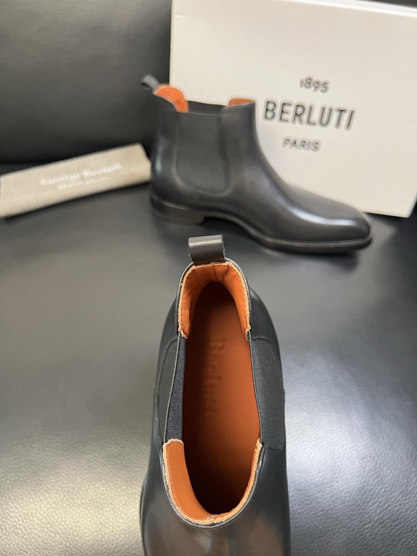 Berluti 高品质 顶级工艺品 布鲁提 专柜同步发售原厂配置，意大利进口牛皮面料，全进口水染牛皮里垫