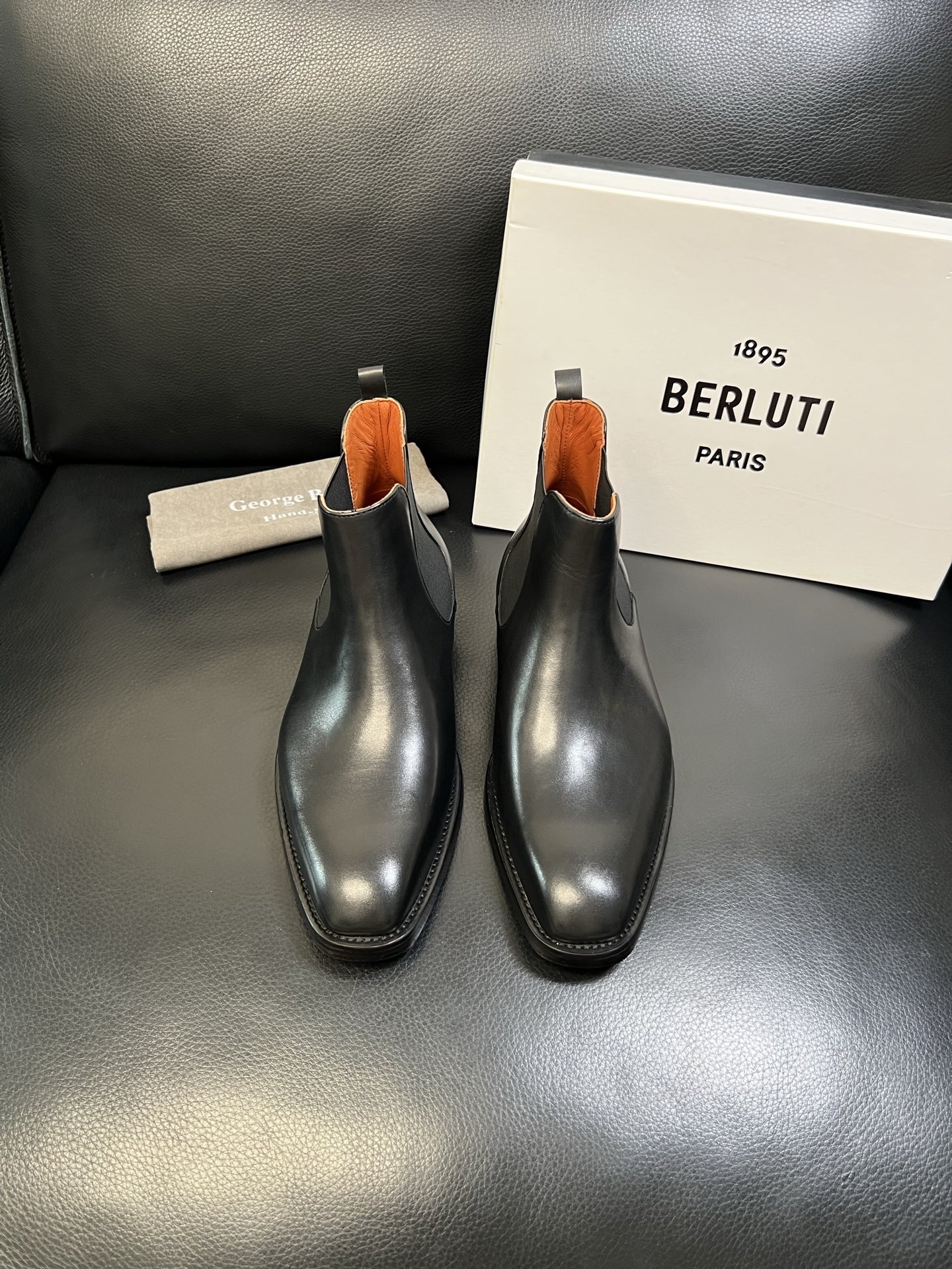 Berluti 高品质 顶级工艺品 布鲁提 专柜同步发售原厂配置，意大利进口牛皮面料，全进口水染牛皮里垫