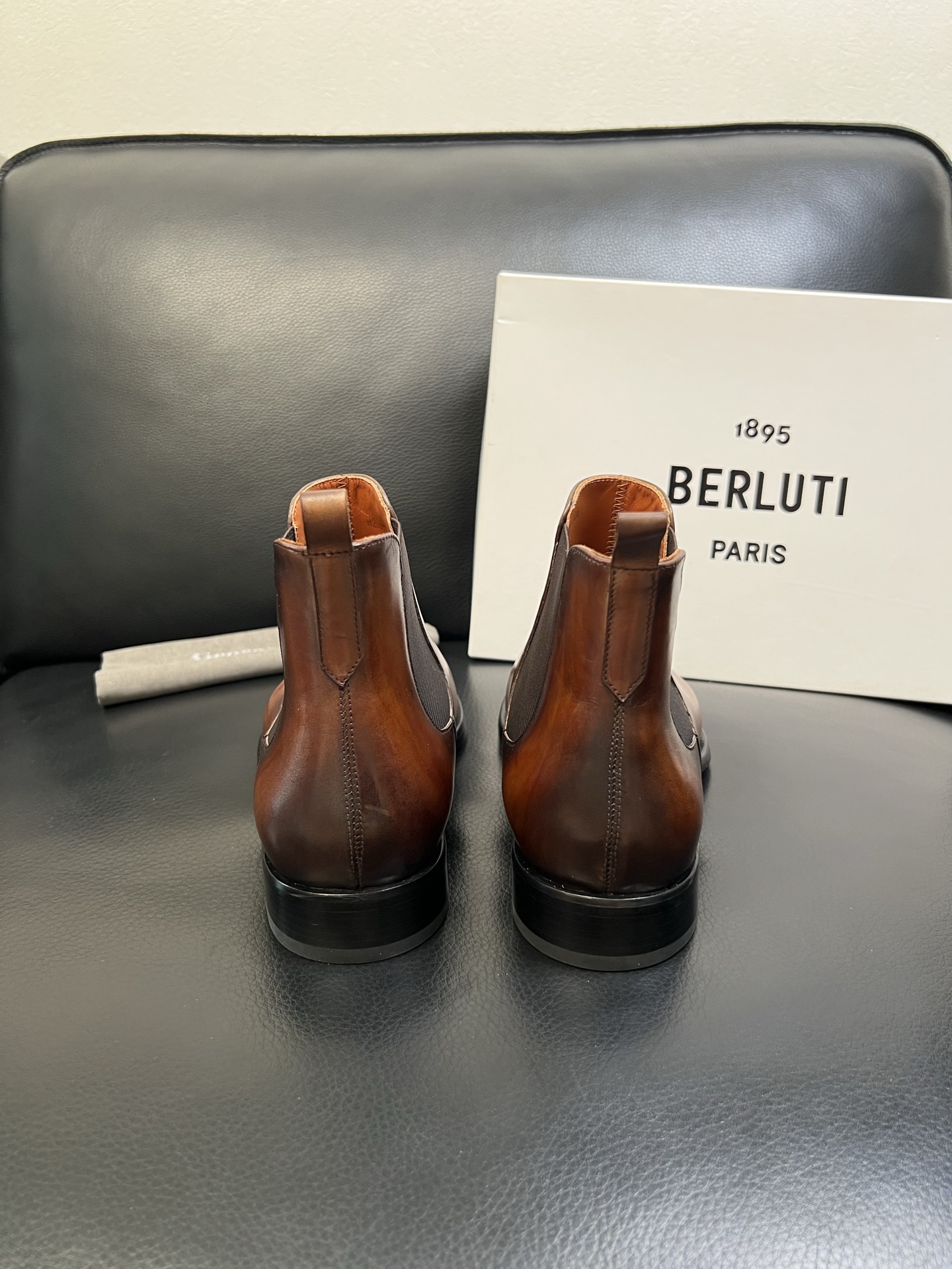 Berluti 高品质 顶级工艺品 布鲁提 专柜同步发售原厂配置，意大利进口牛皮面料，全进口水染牛皮里垫