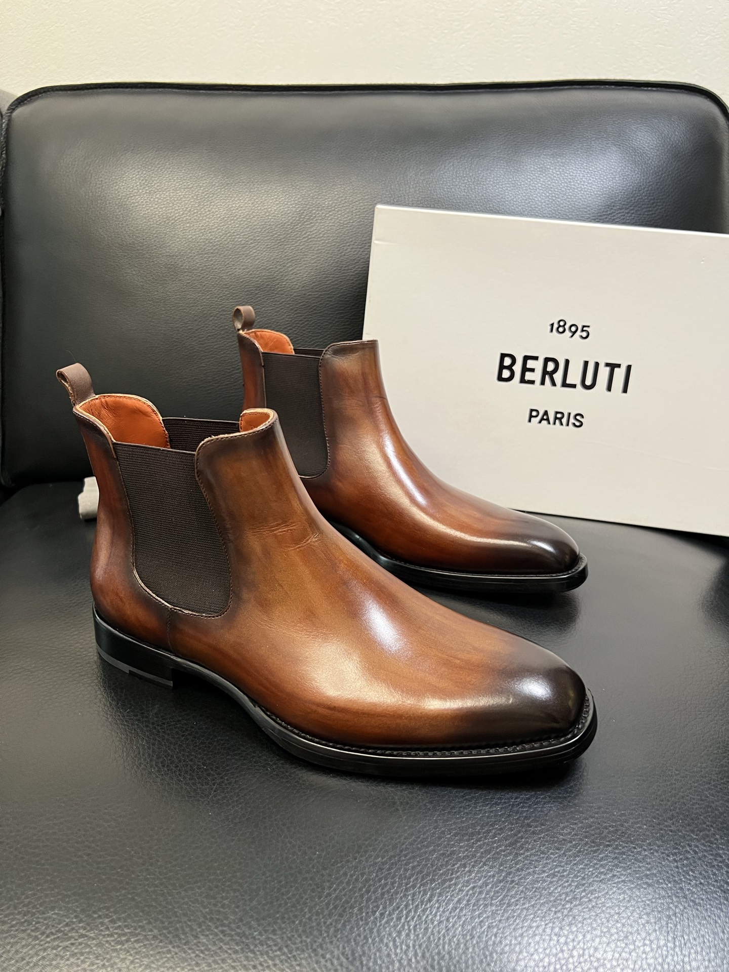 Berluti 高品质 顶级工艺品 布鲁提 专柜同步发售原厂配置，意大利进口牛皮面料，全进口水染牛皮里垫