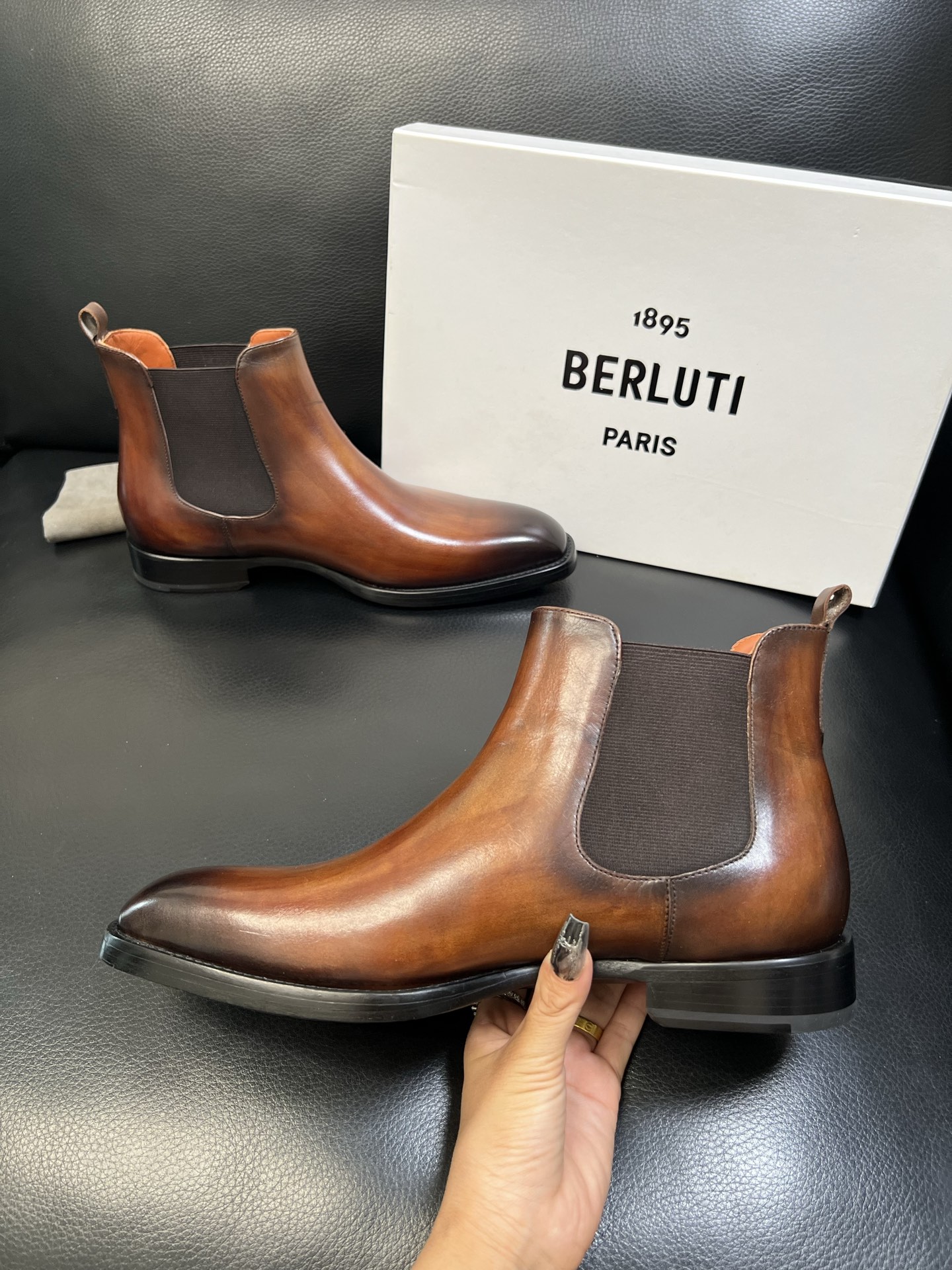 Berluti 高品质 顶级工艺品 布鲁提 专柜同步发售原厂配置，意大利进口牛皮面料，全进口水染牛皮里垫