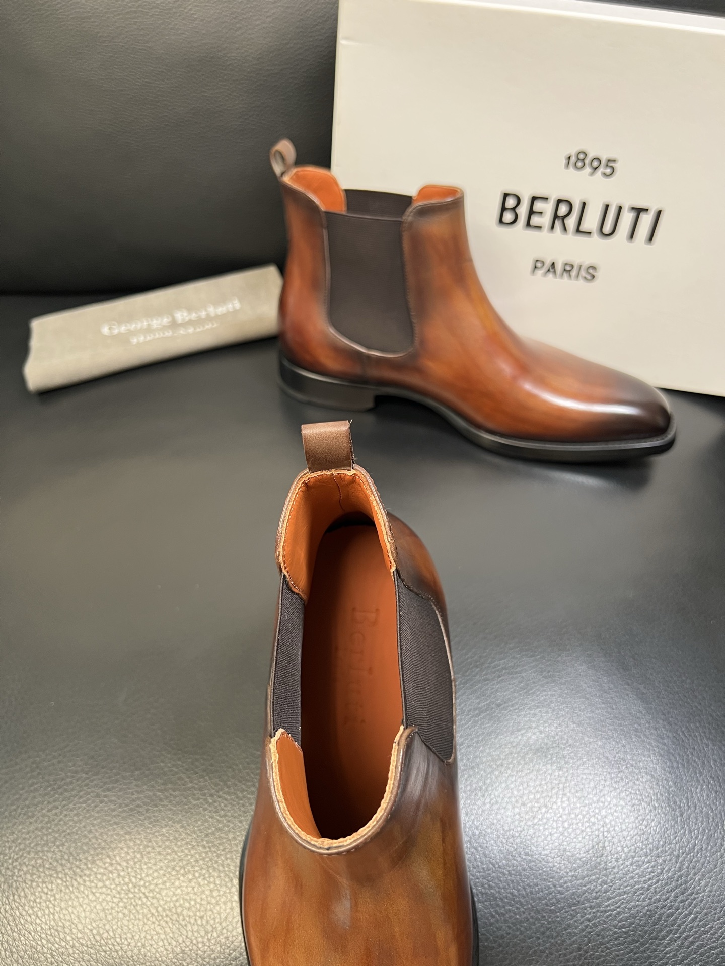 Berluti 高品质 顶级工艺品 布鲁提 专柜同步发售原厂配置，意大利进口牛皮面料，全进口水染牛皮里垫