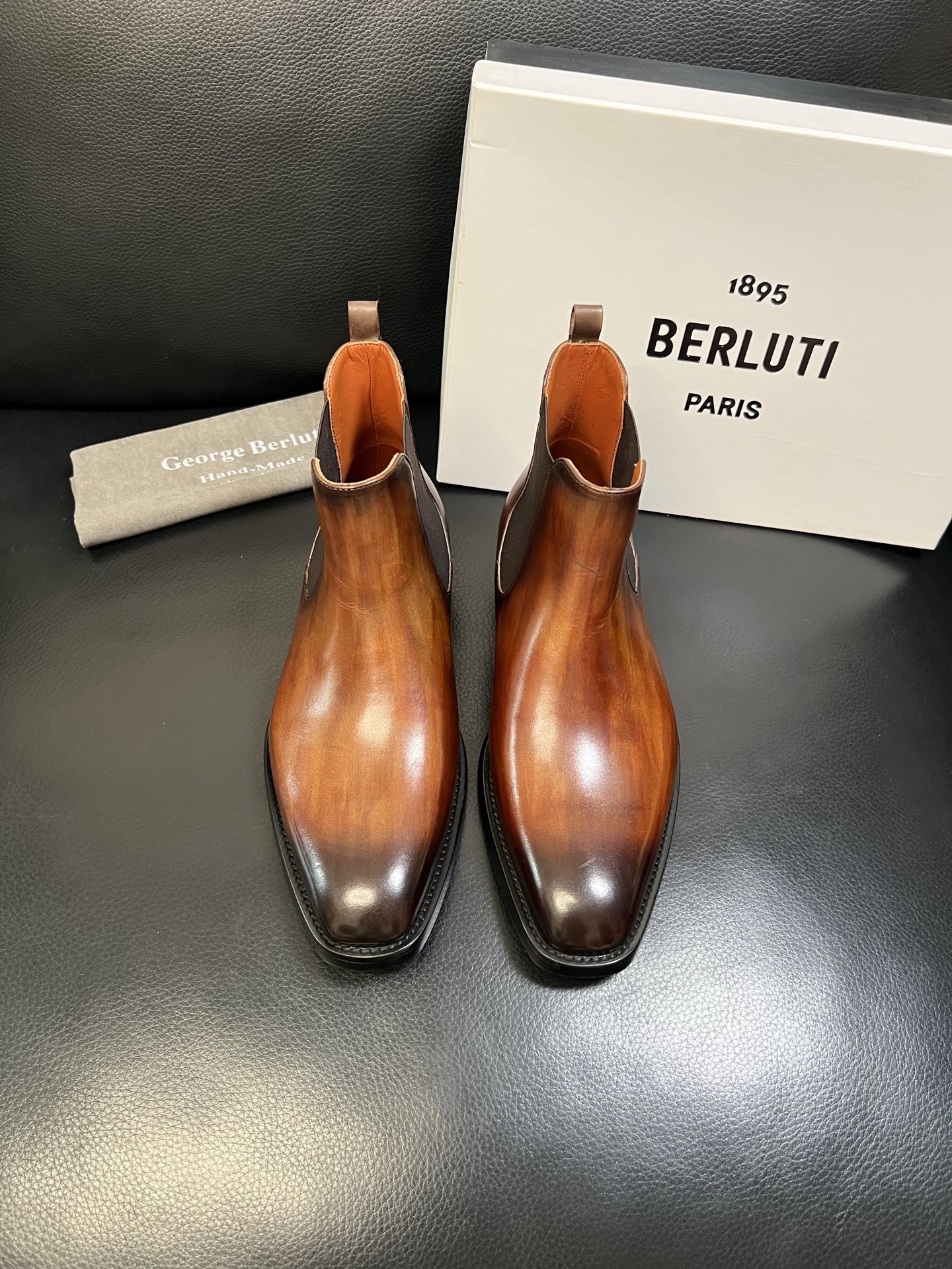 Berluti 高品质 顶级工艺品 布鲁提 专柜同步发售原厂配置，意大利进口牛皮面料，全进口水染牛皮里垫