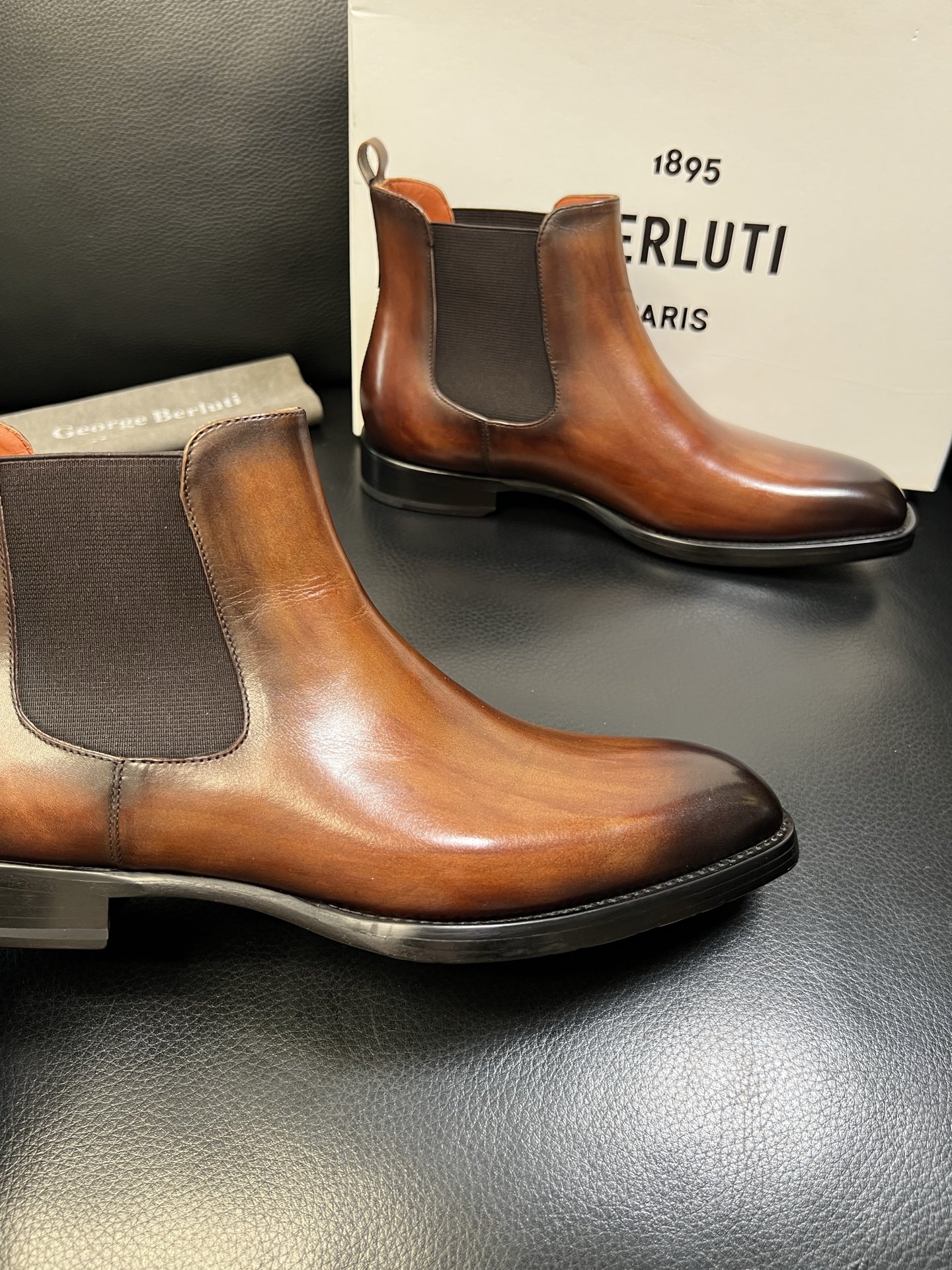 Berluti 高品质 顶级工艺品 布鲁提 专柜同步发售原厂配置，意大利进口牛皮面料，全进口水染牛皮里垫