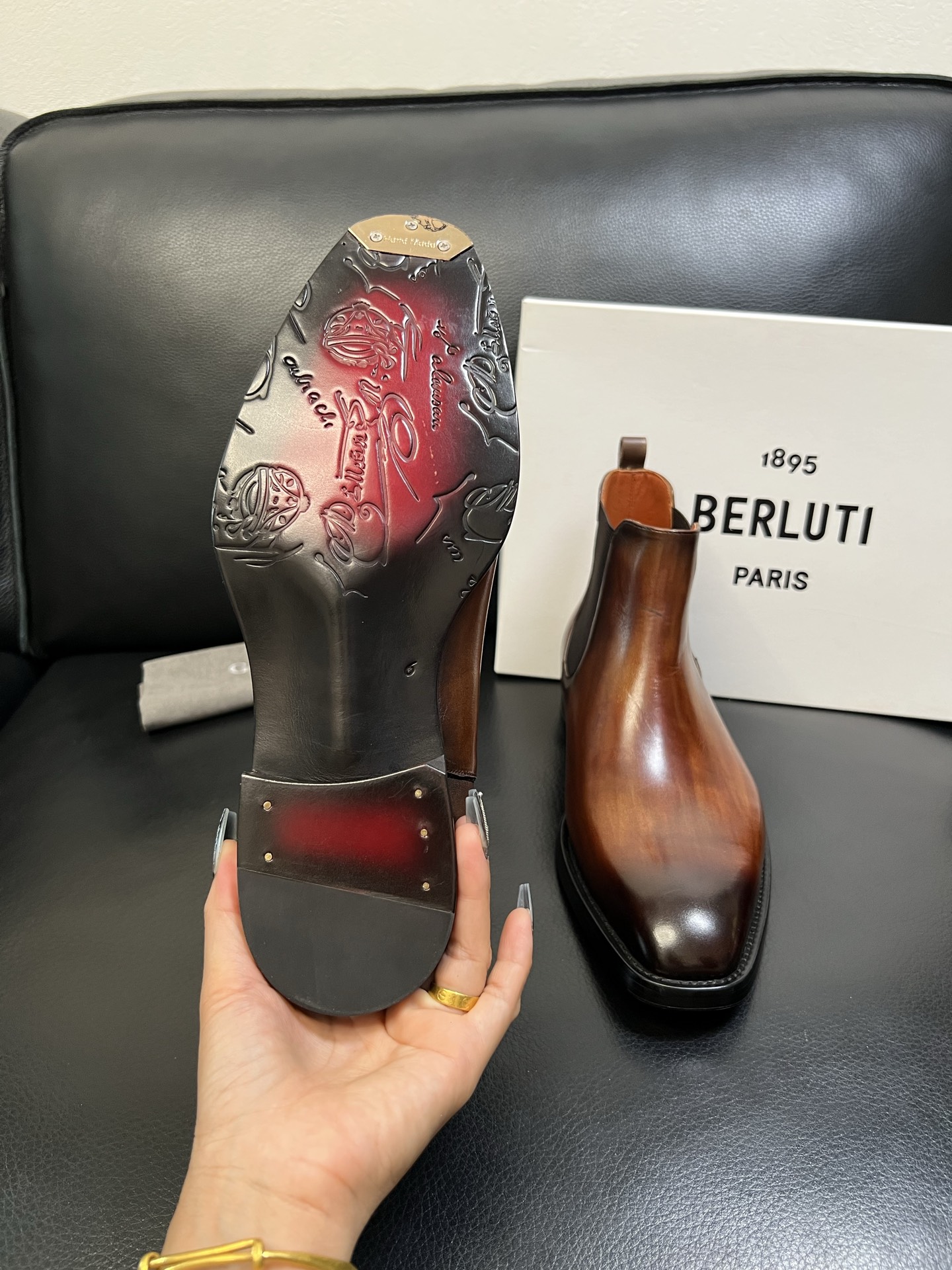 Berluti 高品质 顶级工艺品 布鲁提 专柜同步发售原厂配置，意大利进口牛皮面料，全进口水染牛皮里垫