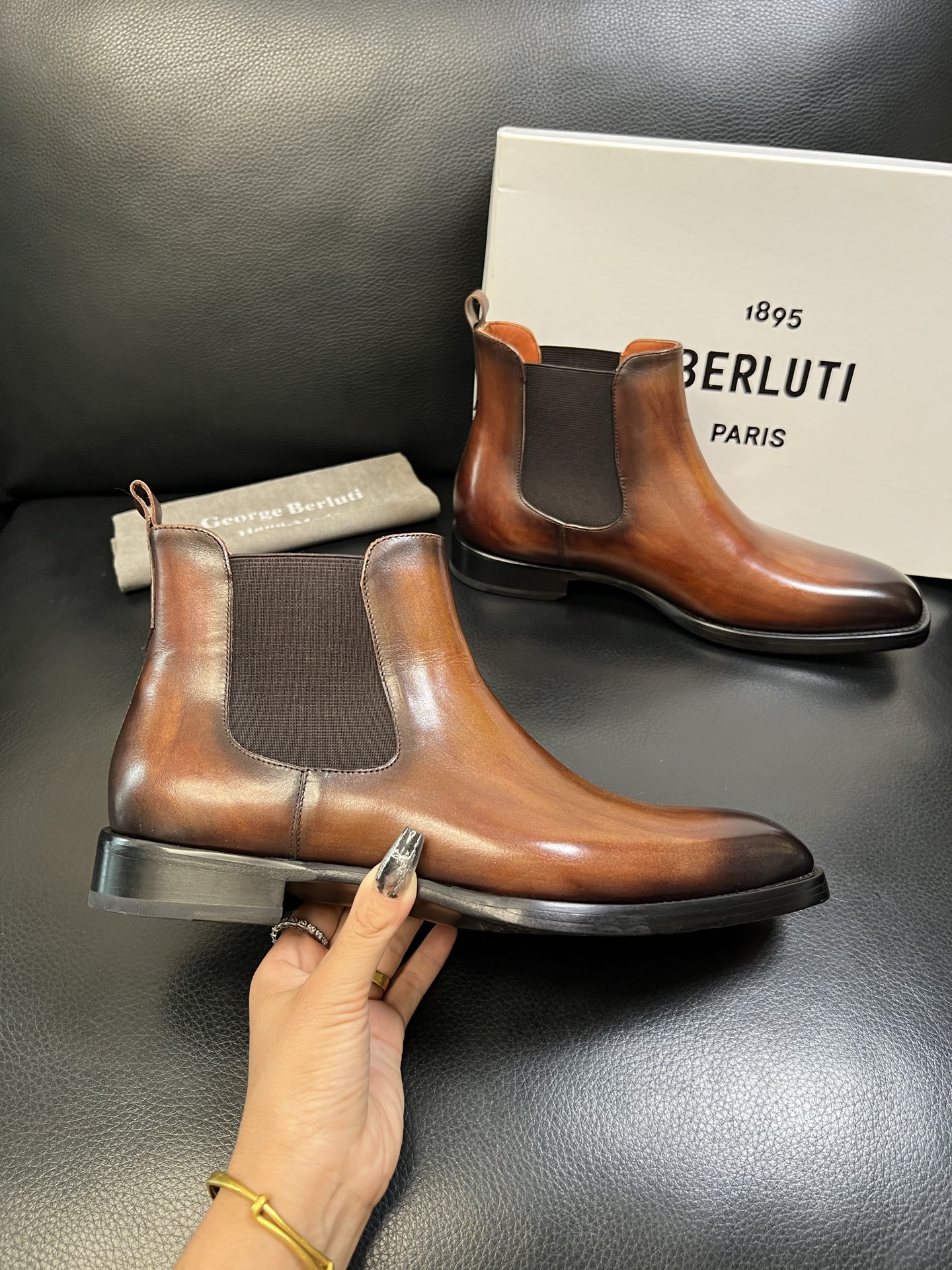 Berluti 高品质 顶级工艺品 布鲁提 专柜同步发售原厂配置，意大利进口牛皮面料，全进口水染牛皮里垫
