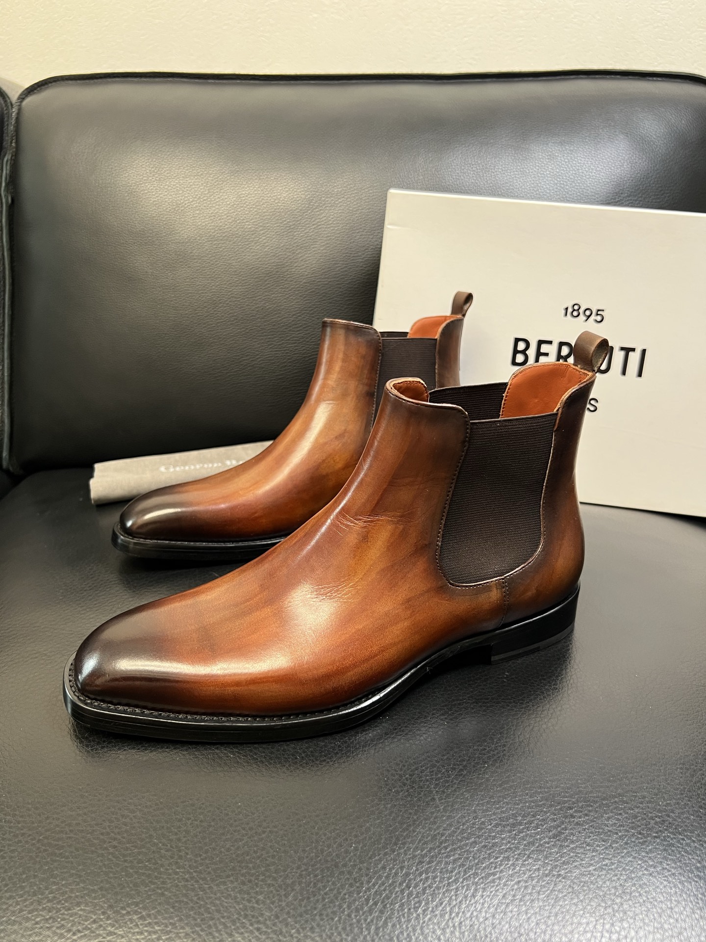 Berluti 高品质 顶级工艺品 布鲁提 专柜同步发售原厂配置，意大利进口牛皮面料，全进口水染牛皮里垫