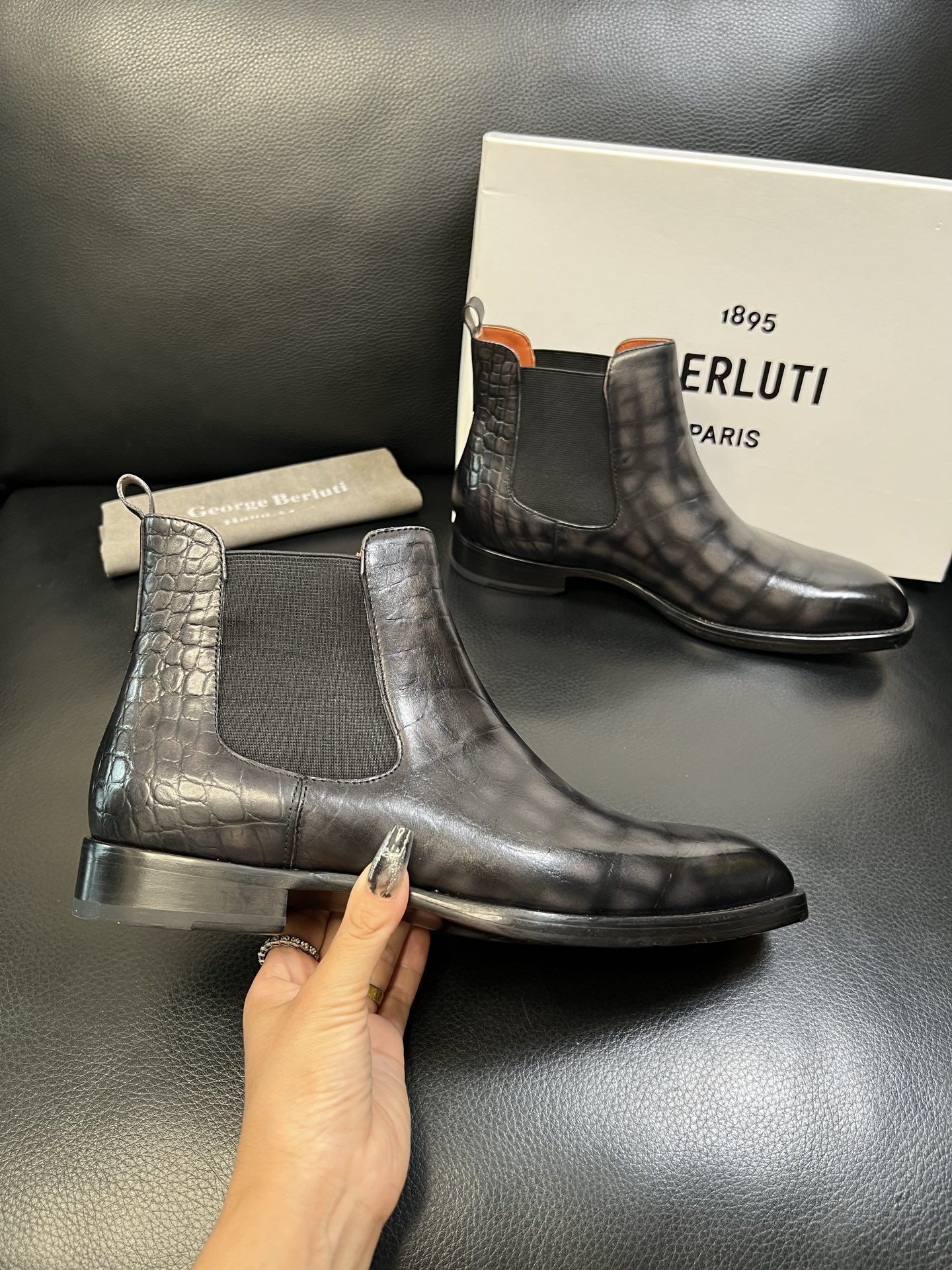 Berluti 高品质 顶级工艺品 布鲁提 专柜同步发售原厂配置，意大利进口牛皮面料，全进口水染牛皮里垫