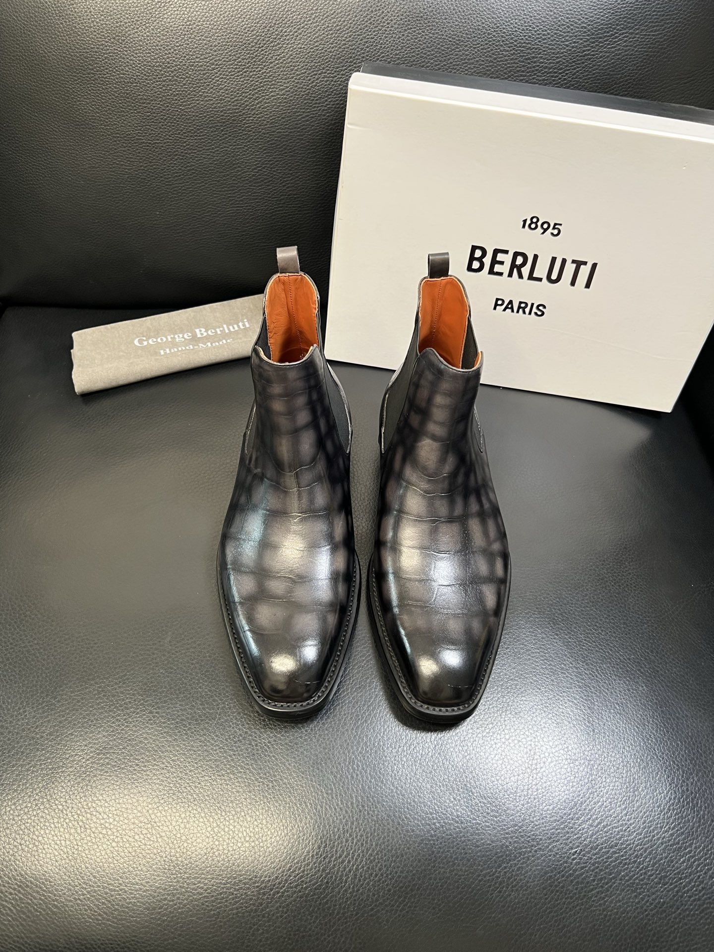 Berluti 高品质 顶级工艺品 布鲁提 专柜同步发售原厂配置，意大利进口牛皮面料，全进口水染牛皮里垫