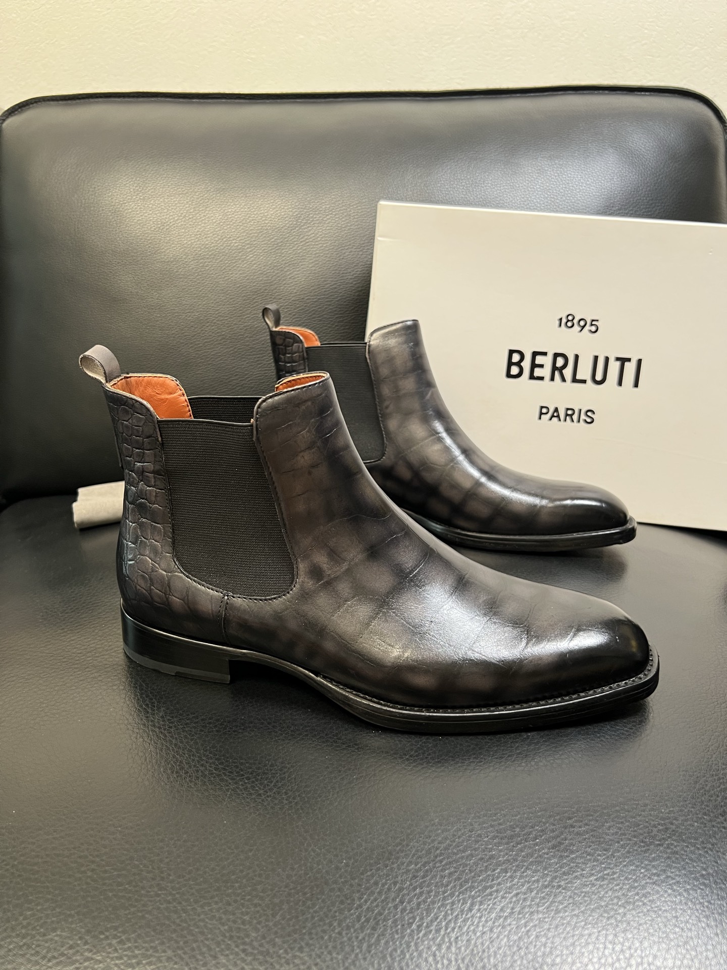 Berluti 高品质 顶级工艺品 布鲁提 专柜同步发售原厂配置，意大利进口牛皮面料，全进口水染牛皮里垫
