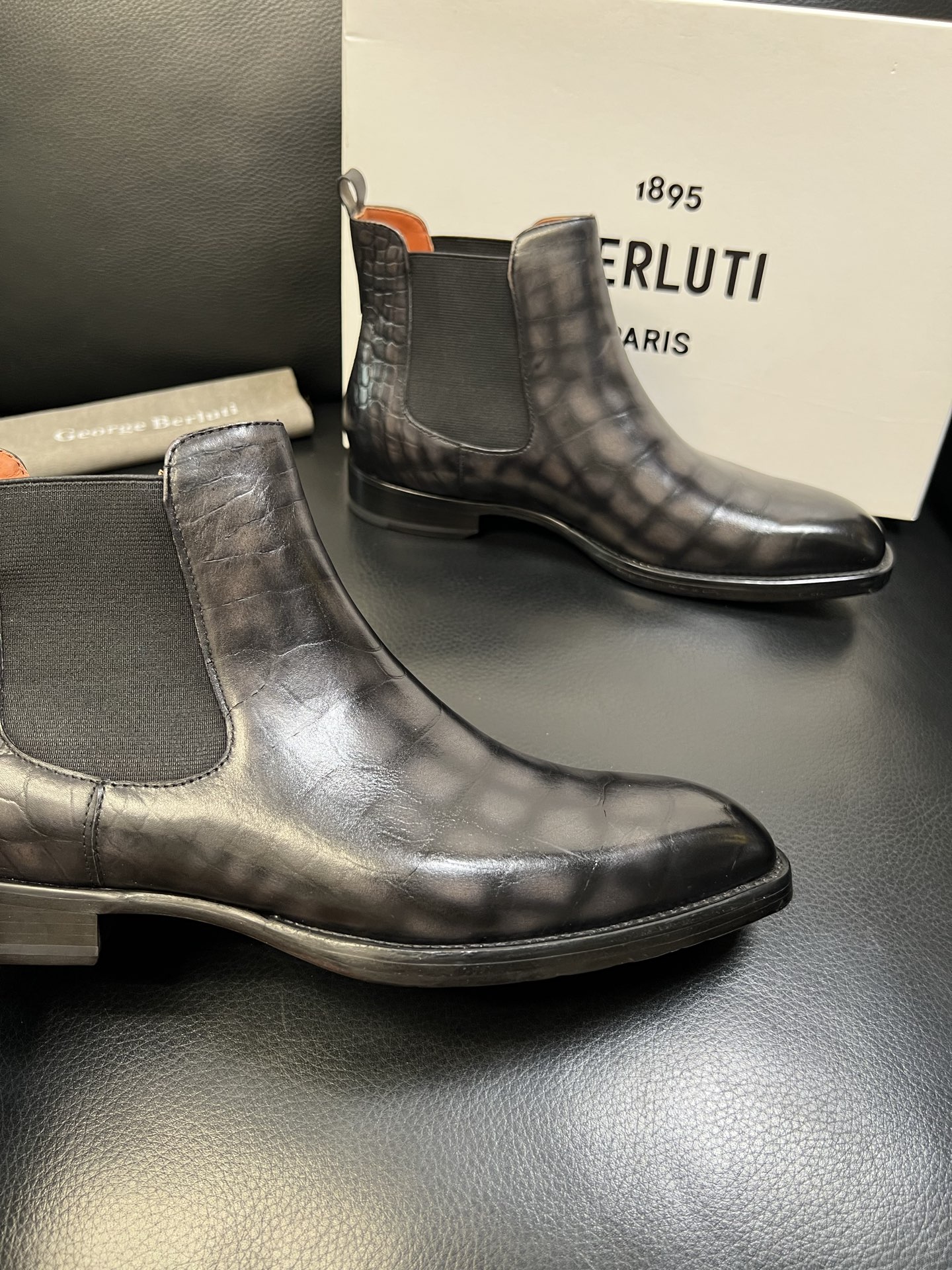 Berluti 高品质 顶级工艺品 布鲁提 专柜同步发售原厂配置，意大利进口牛皮面料，全进口水染牛皮里垫