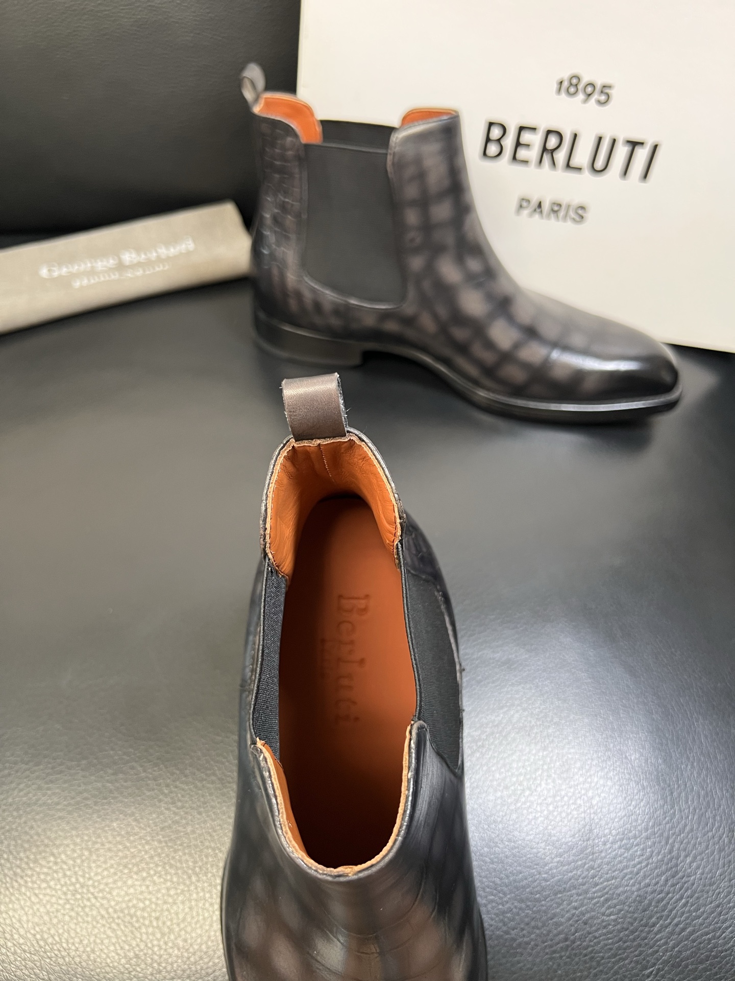 Berluti 高品质 顶级工艺品 布鲁提 专柜同步发售原厂配置，意大利进口牛皮面料，全进口水染牛皮里垫