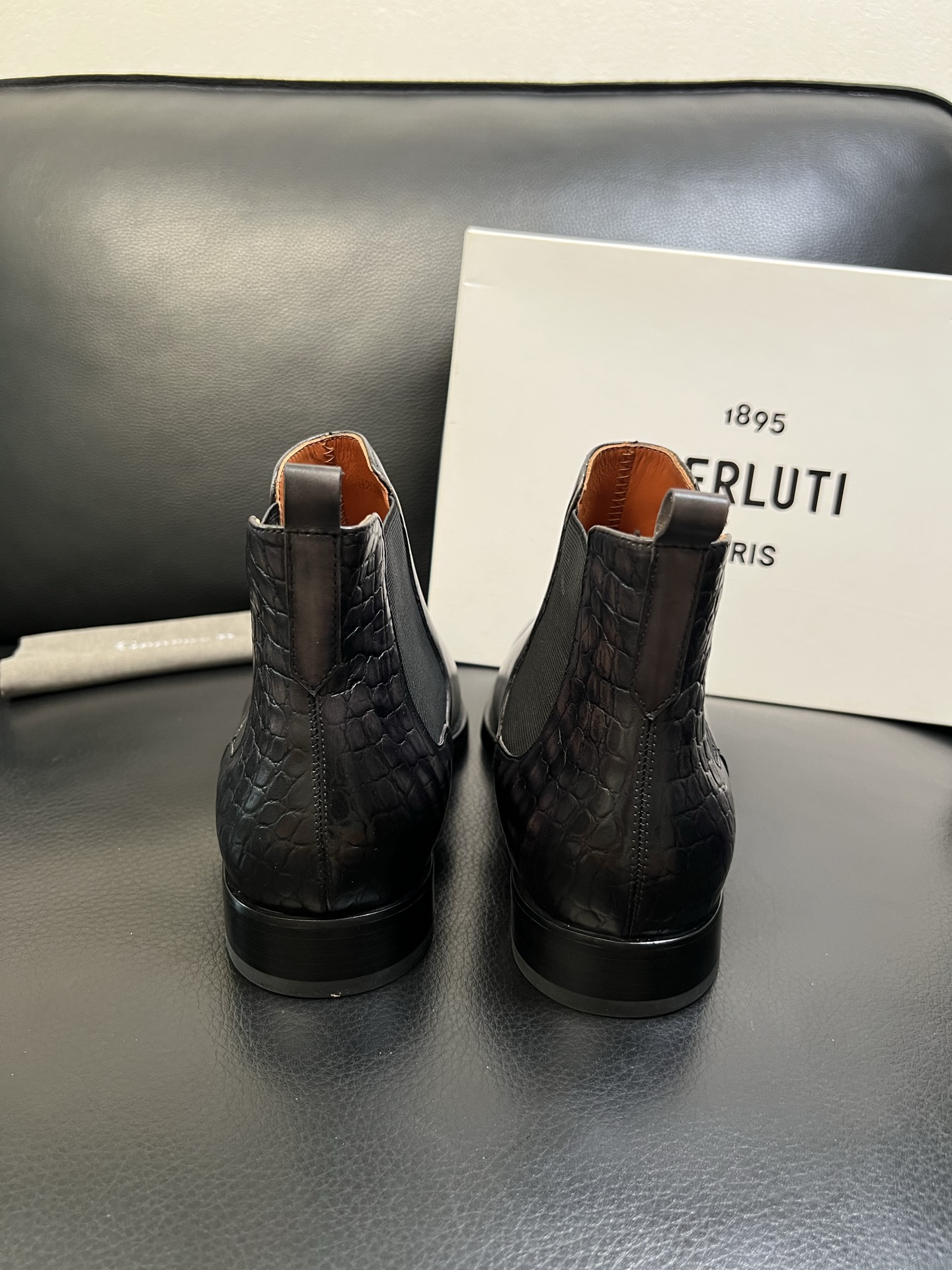 Berluti 高品质 顶级工艺品 布鲁提 专柜同步发售原厂配置，意大利进口牛皮面料，全进口水染牛皮里垫