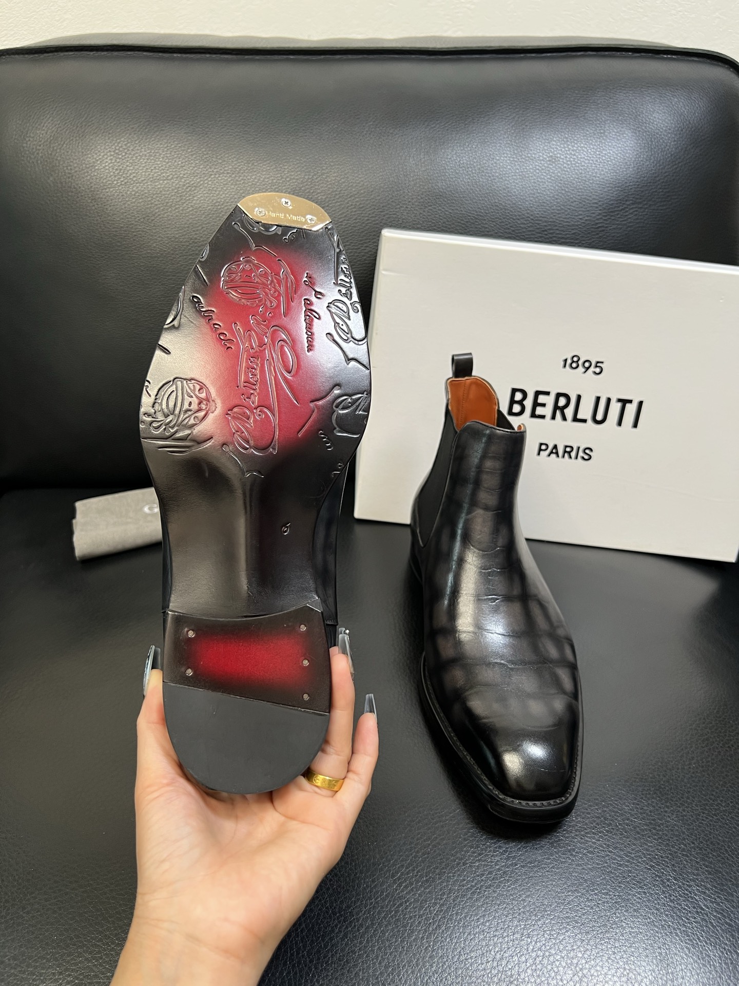 Berluti 高品质 顶级工艺品 布鲁提 专柜同步发售原厂配置，意大利进口牛皮面料，全进口水染牛皮里垫