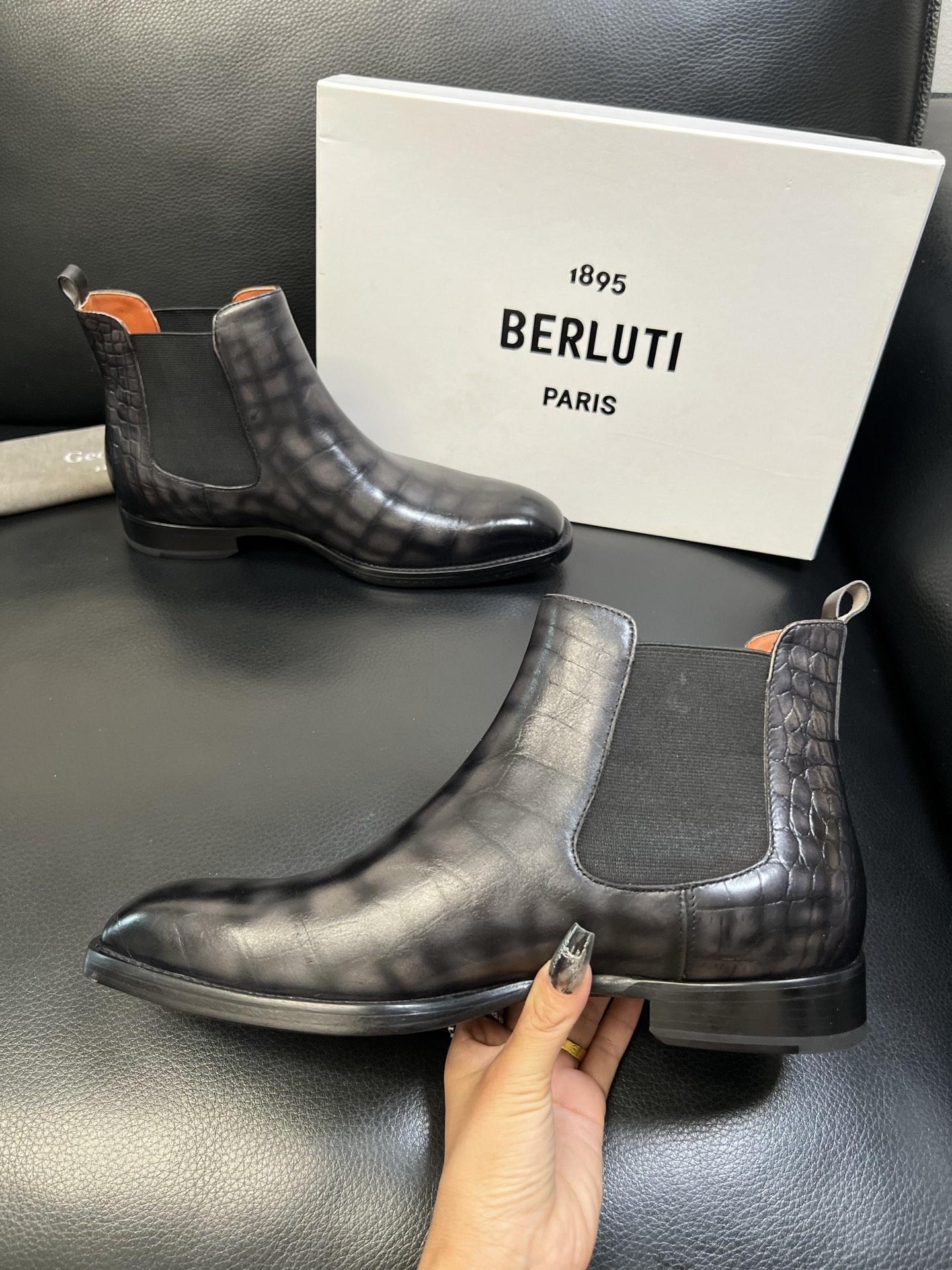 Berluti 高品质 顶级工艺品 布鲁提 专柜同步发售原厂配置，意大利进口牛皮面料，全进口水染牛皮里垫