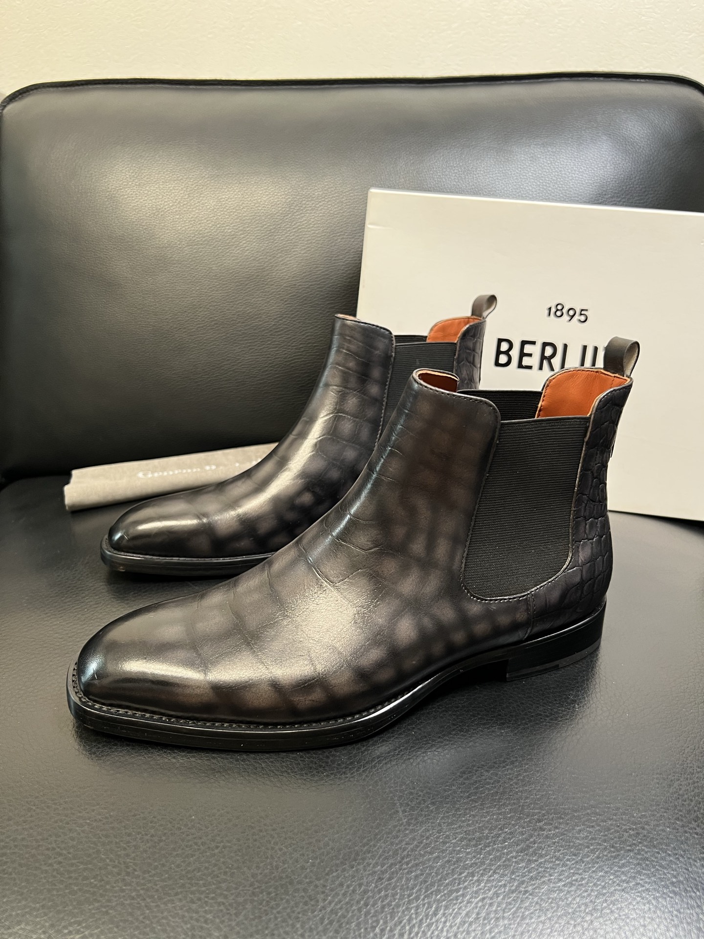 Berluti 高品质 顶级工艺品 布鲁提 专柜同步发售原厂配置，意大利进口牛皮面料，全进口水染牛皮里垫