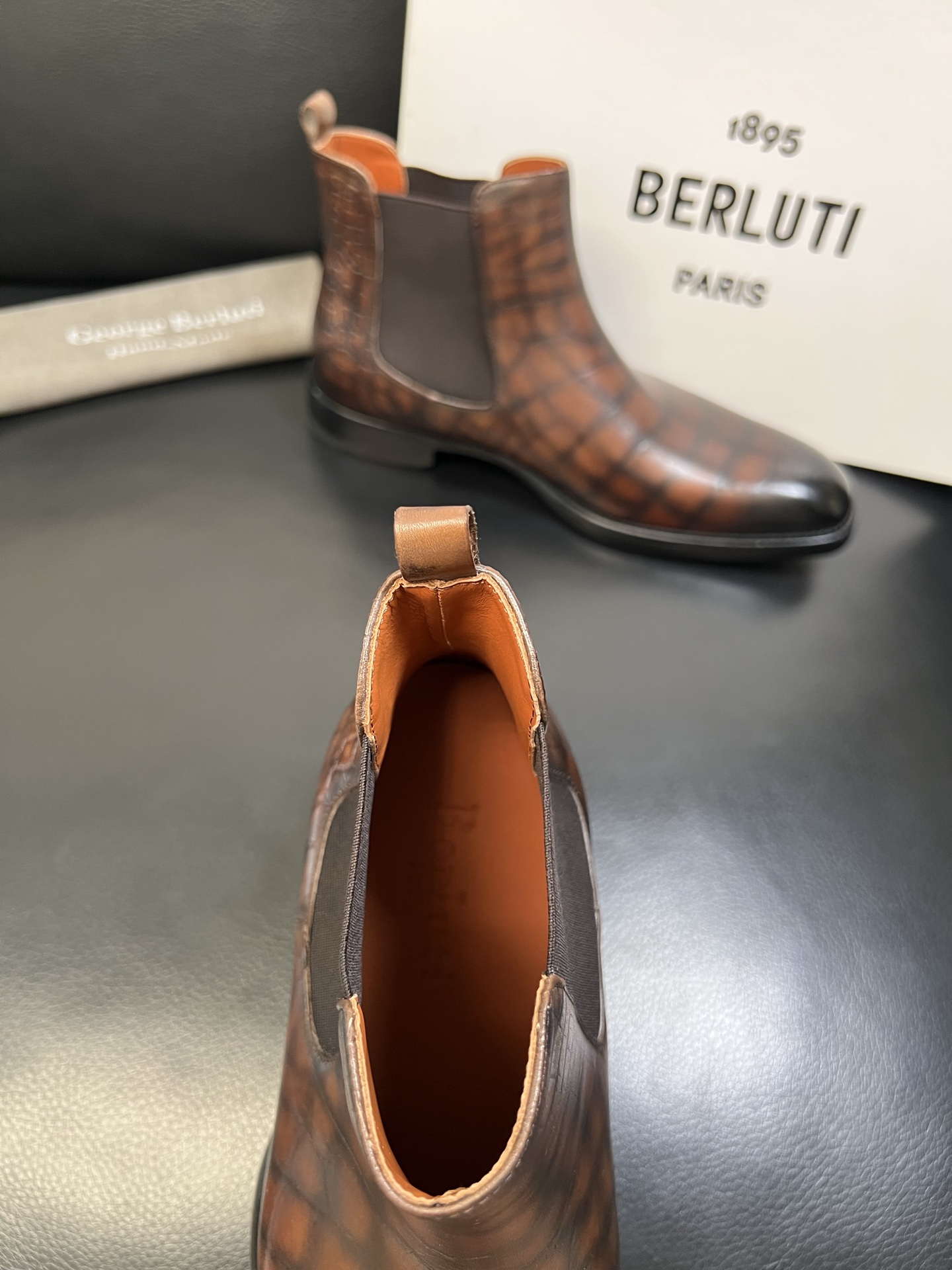 Berluti 高品质 顶级工艺品 布鲁提 专柜同步发售原厂配置，意大利进口牛皮面料，全进口水染牛皮里垫