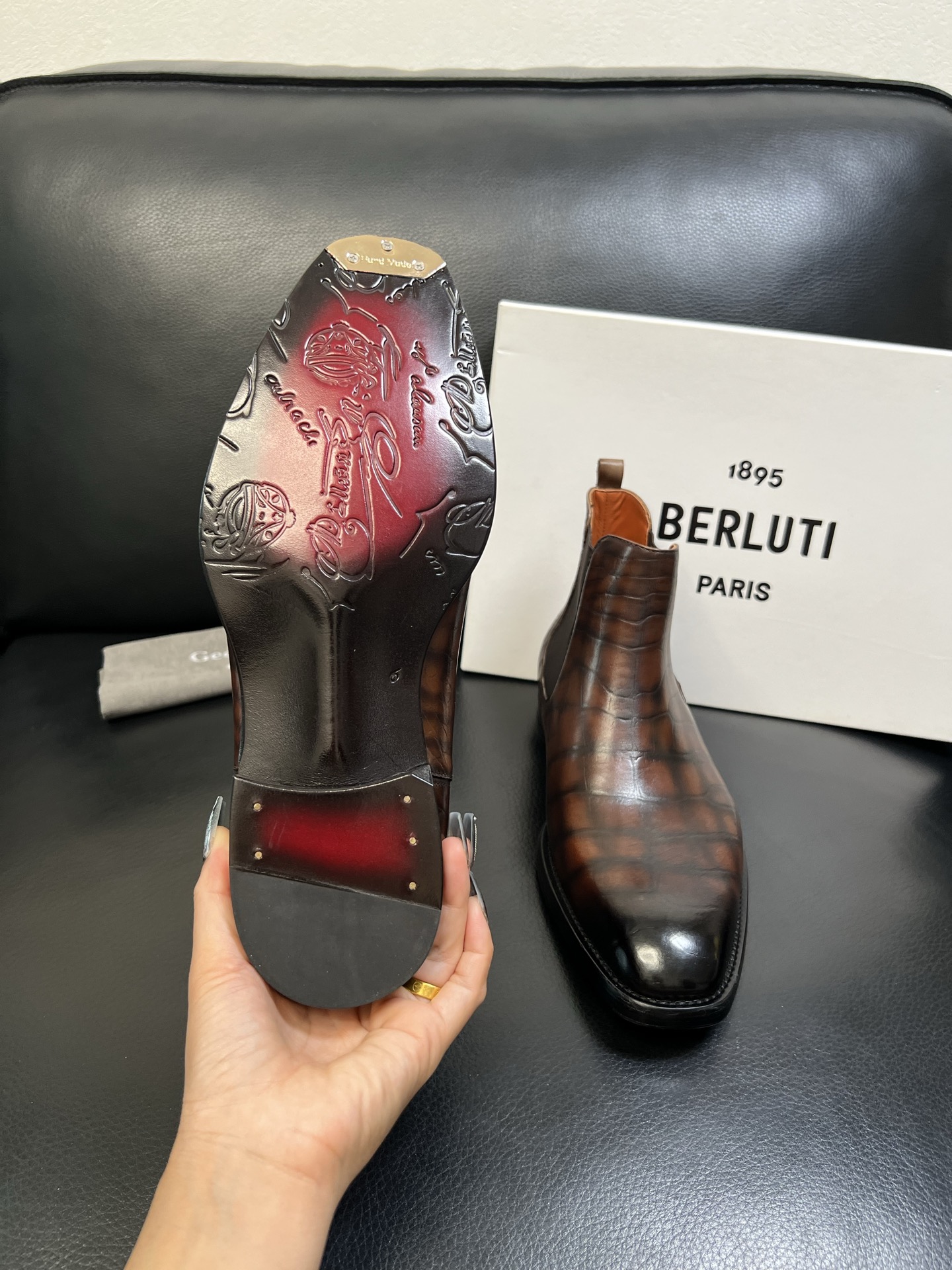 Berluti 高品质 顶级工艺品 布鲁提 专柜同步发售原厂配置，意大利进口牛皮面料，全进口水染牛皮里垫