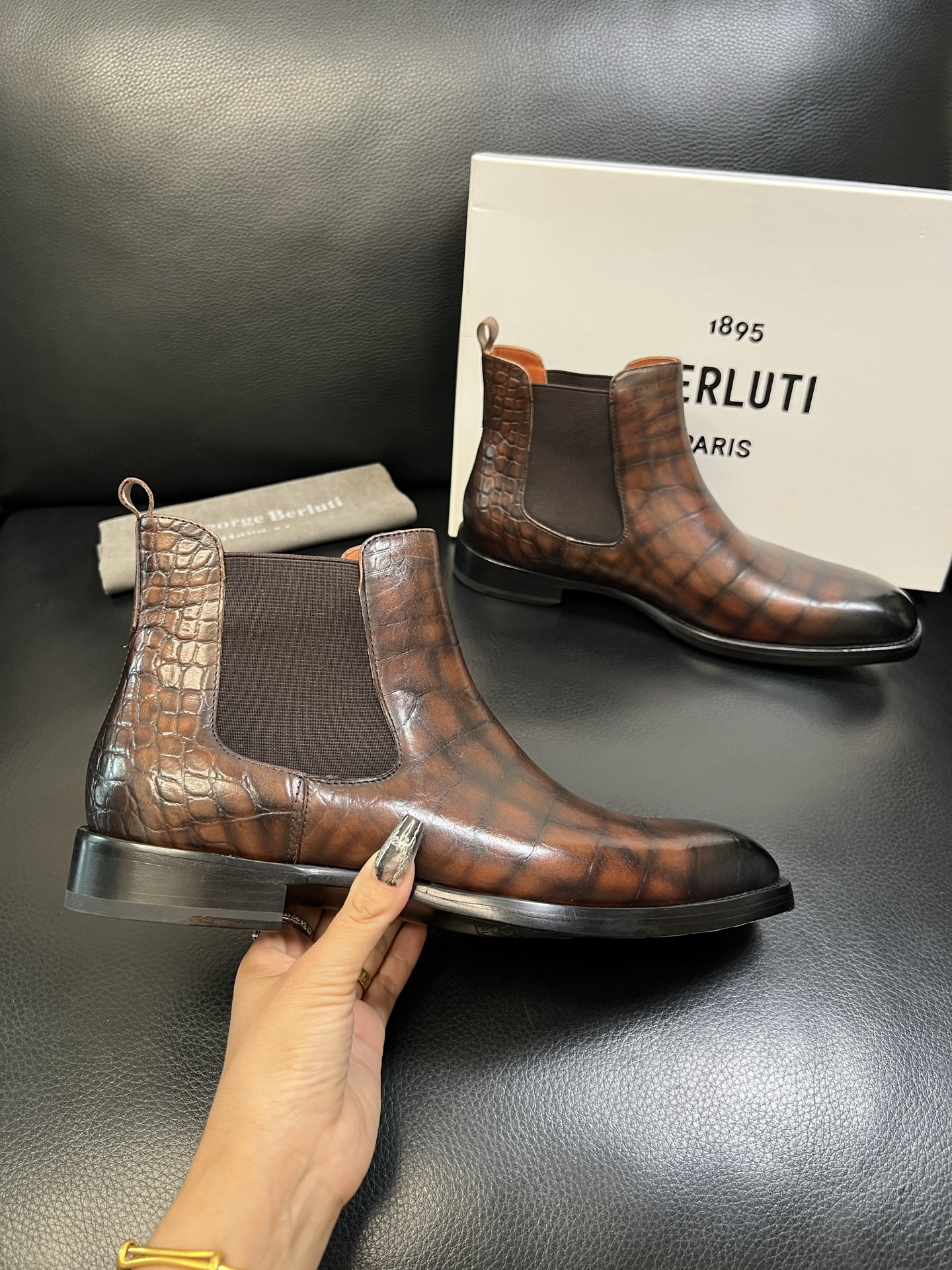 Berluti 高品质 顶级工艺品 布鲁提 专柜同步发售原厂配置，意大利进口牛皮面料，全进口水染牛皮里垫