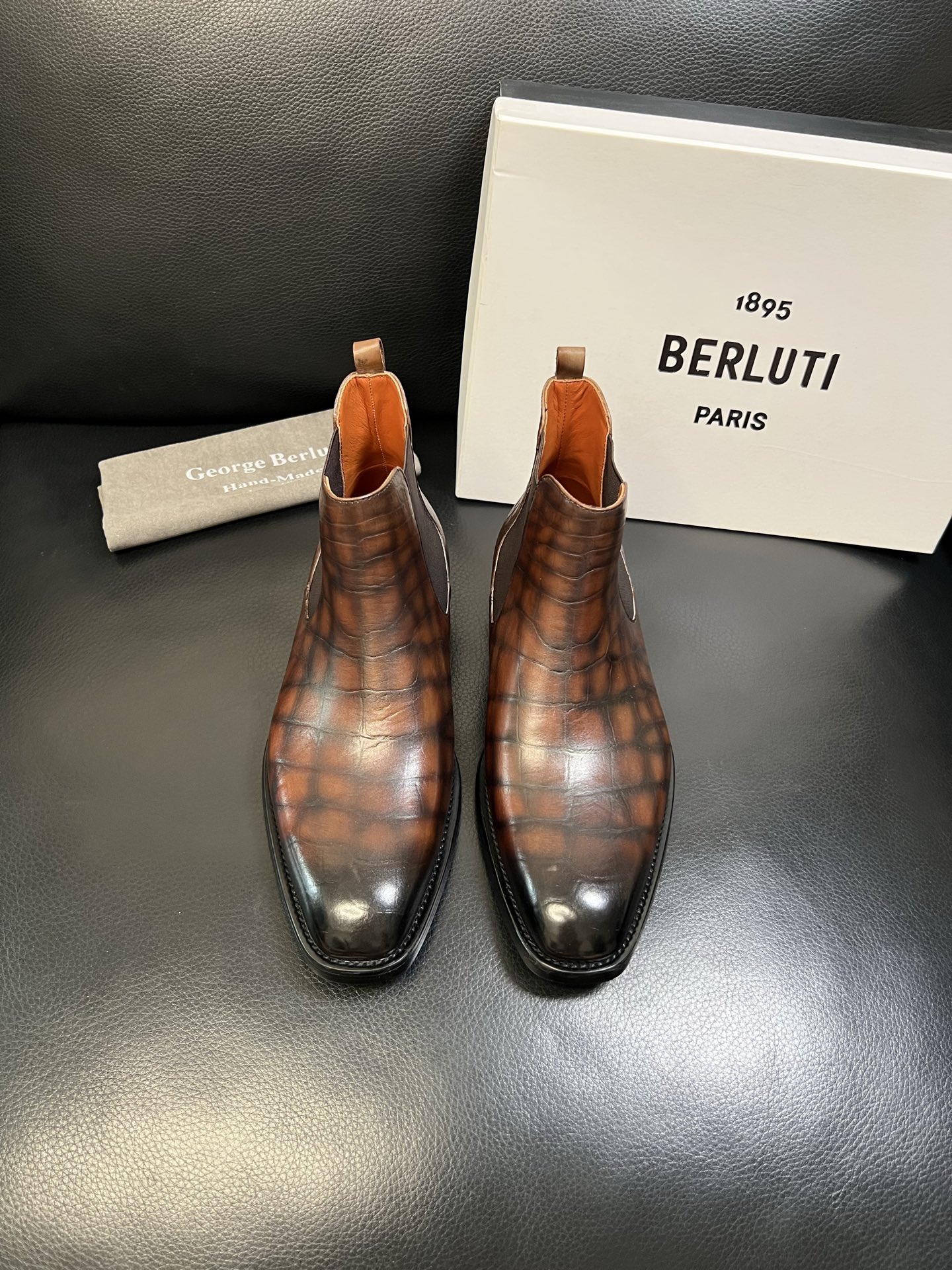 Berluti 高品质 顶级工艺品 布鲁提 专柜同步发售原厂配置，意大利进口牛皮面料，全进口水染牛皮里垫
