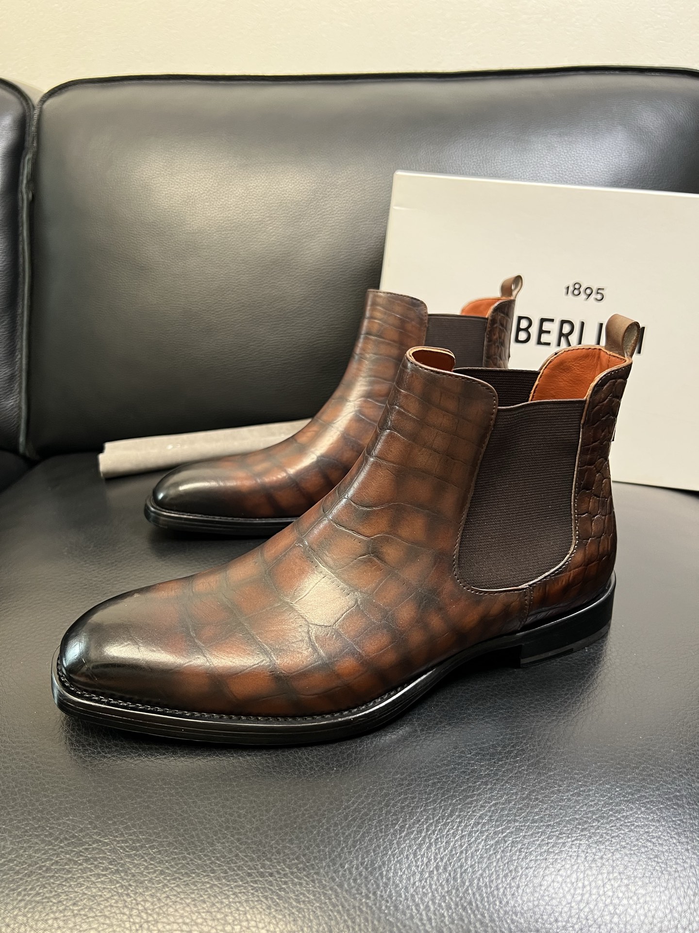 Berluti 高品质 顶级工艺品 布鲁提 专柜同步发售原厂配置，意大利进口牛皮面料，全进口水染牛皮里垫