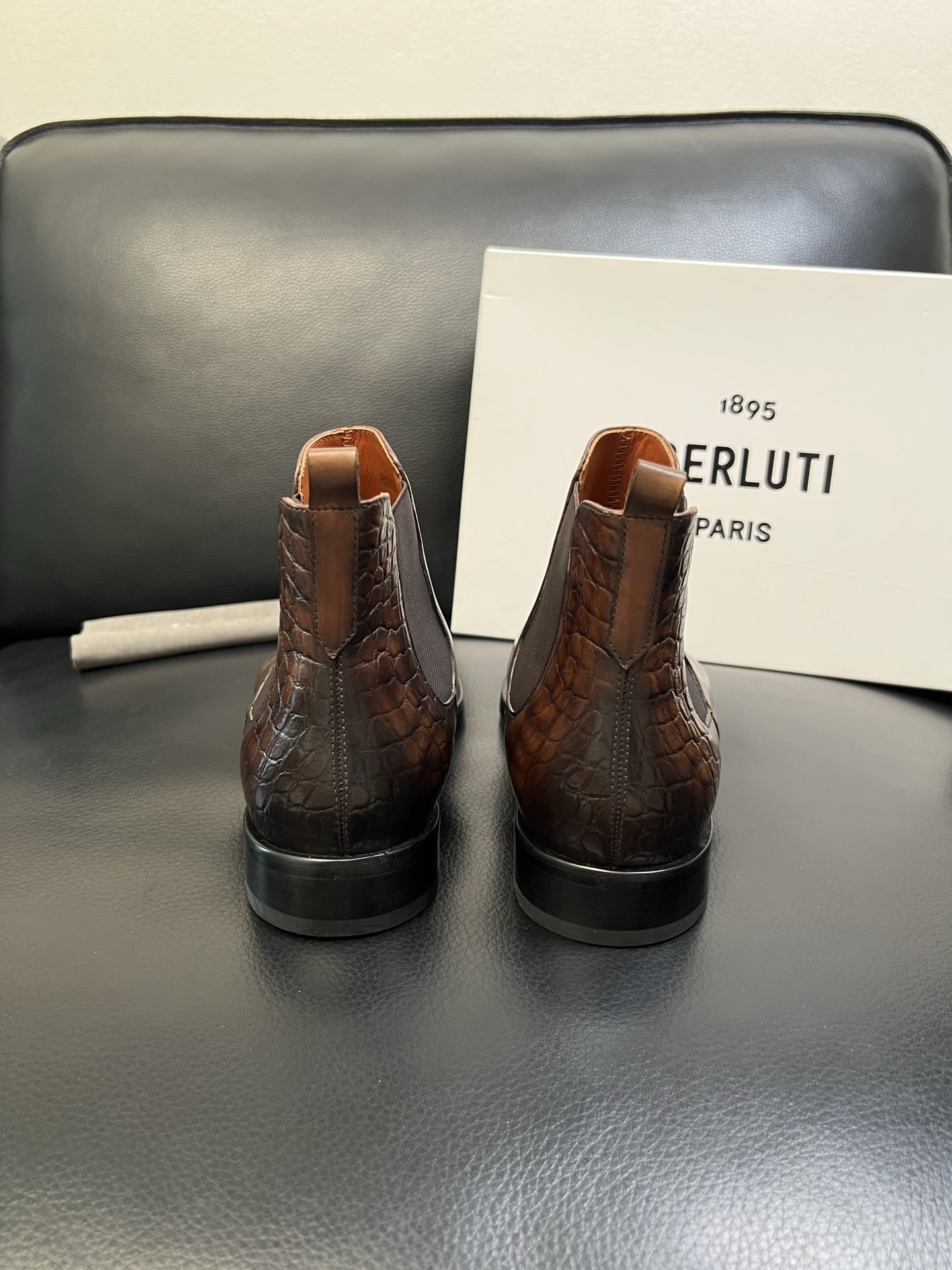 Berluti 高品质 顶级工艺品 布鲁提 专柜同步发售原厂配置，意大利进口牛皮面料，全进口水染牛皮里垫
