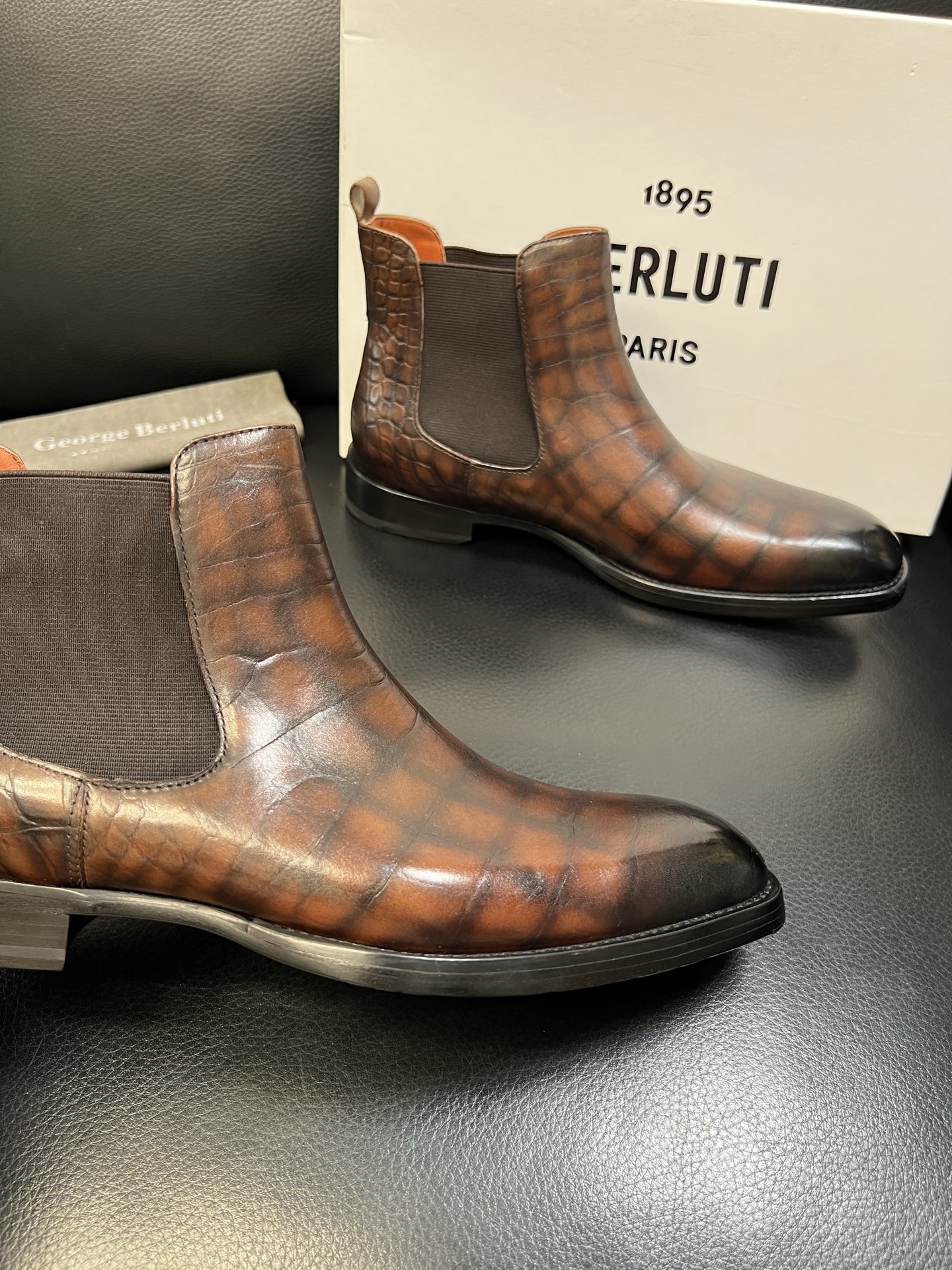 Berluti 高品质 顶级工艺品 布鲁提 专柜同步发售原厂配置，意大利进口牛皮面料，全进口水染牛皮里垫
