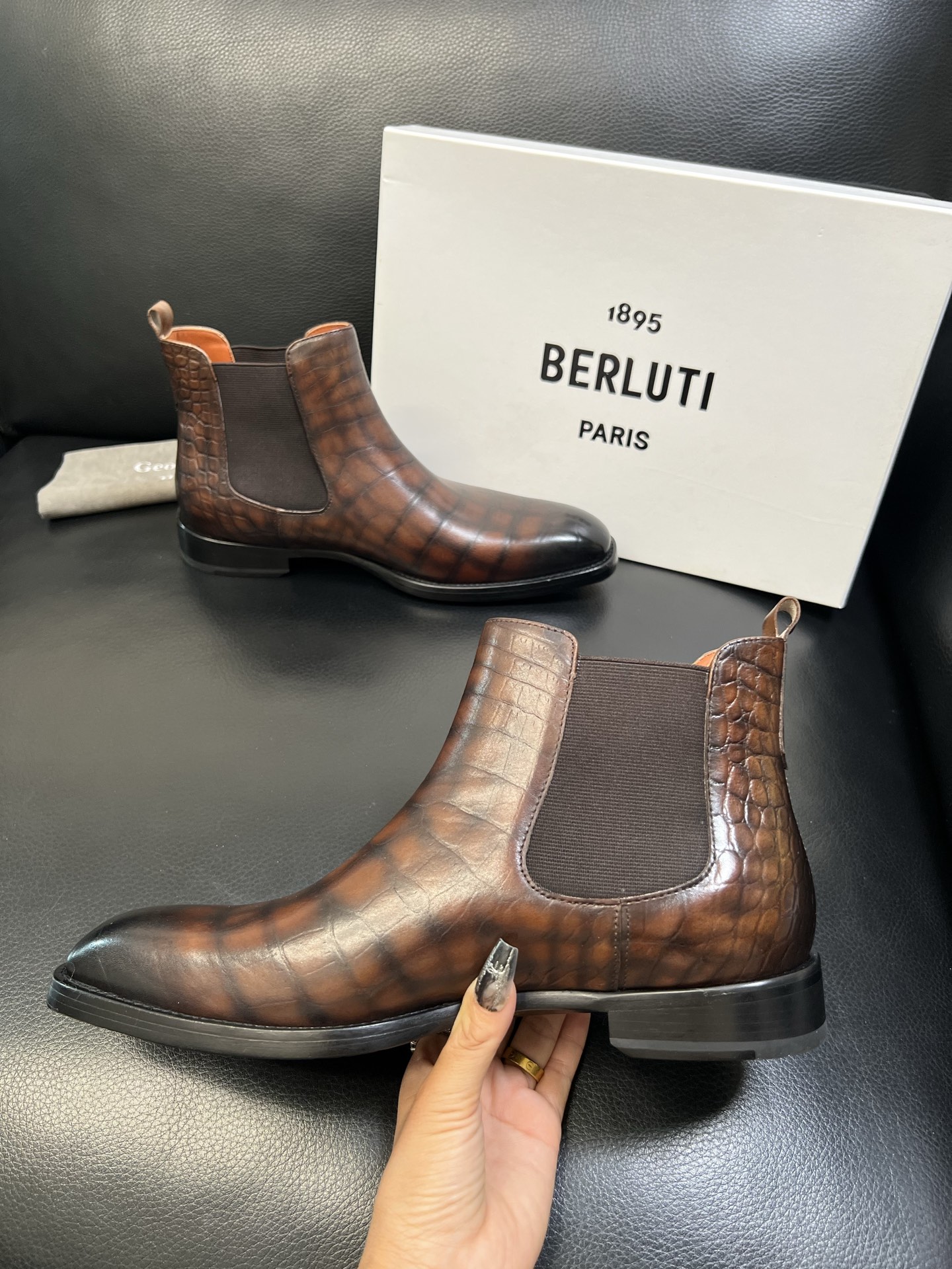 Berluti 高品质 顶级工艺品 布鲁提 专柜同步发售原厂配置，意大利进口牛皮面料，全进口水染牛皮里垫