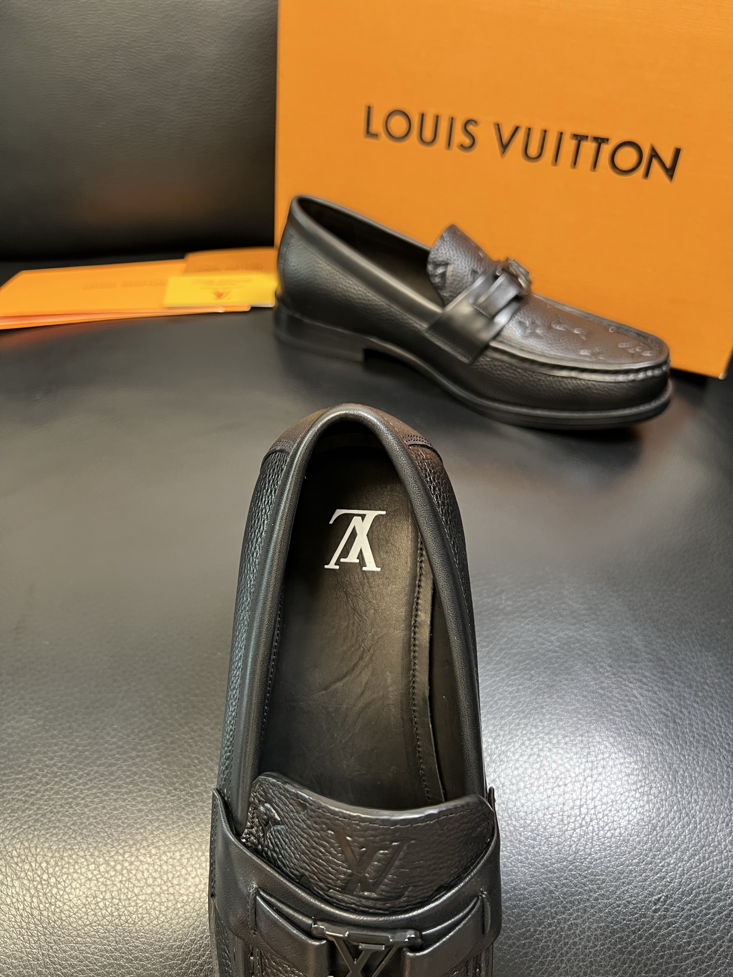 Lv 高品质 顶级工艺品 路易威登 皮鞋专柜同步原厂配置，鞋面意大利进口，进口水染牛皮内里，鞋底：原厂特