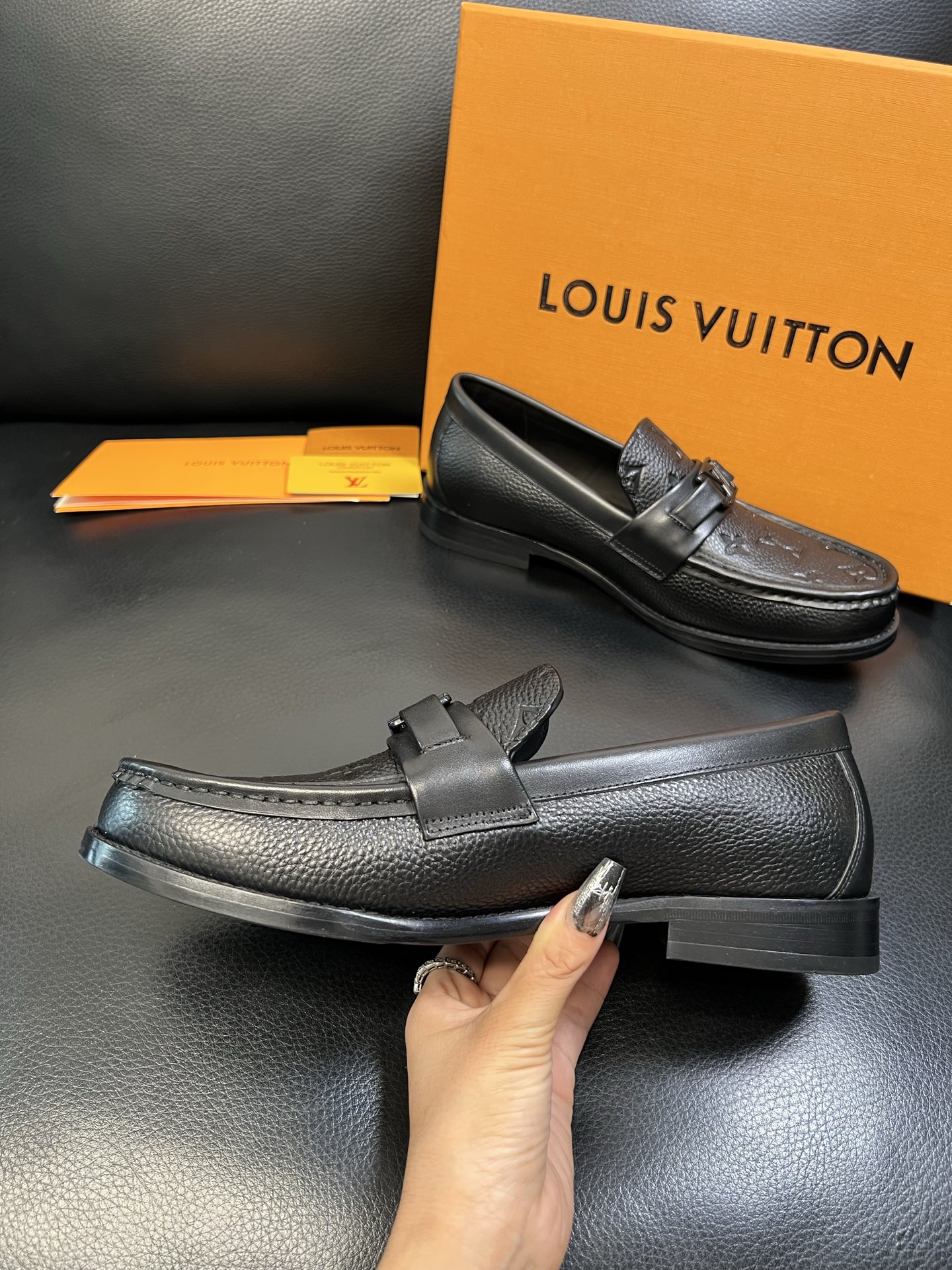 Lv 高品质 顶级工艺品 路易威登 皮鞋专柜同步原厂配置，鞋面意大利进口，进口水染牛皮内里，鞋底：原厂特