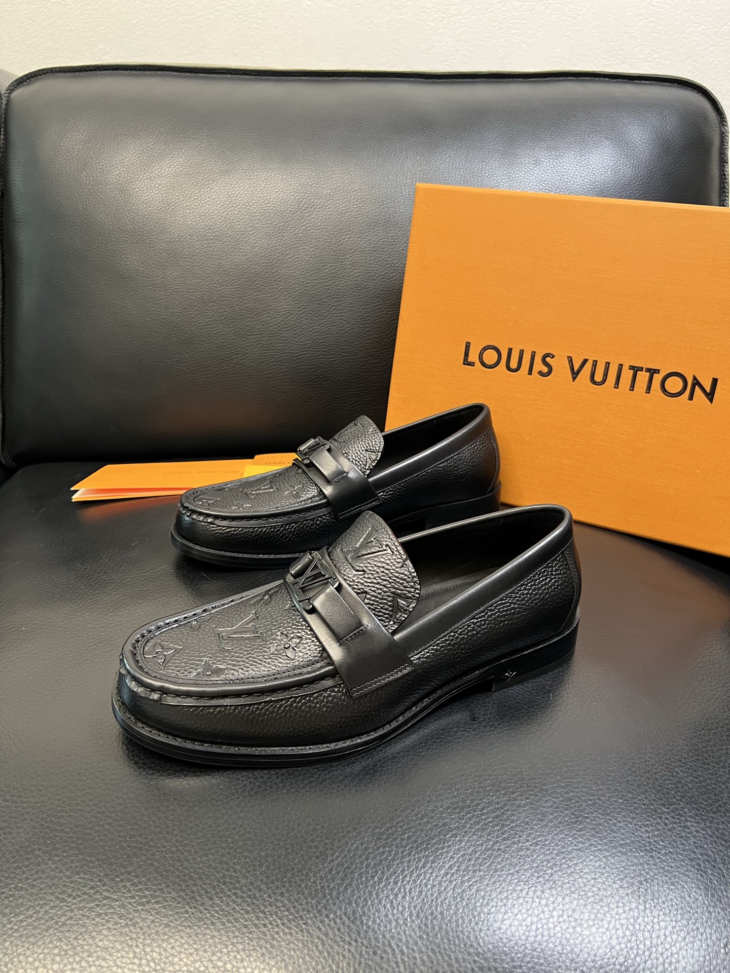 Lv 高品质 顶级工艺品 路易威登 皮鞋专柜同步原厂配置，鞋面意大利进口，进口水染牛皮内里，鞋底：原厂特