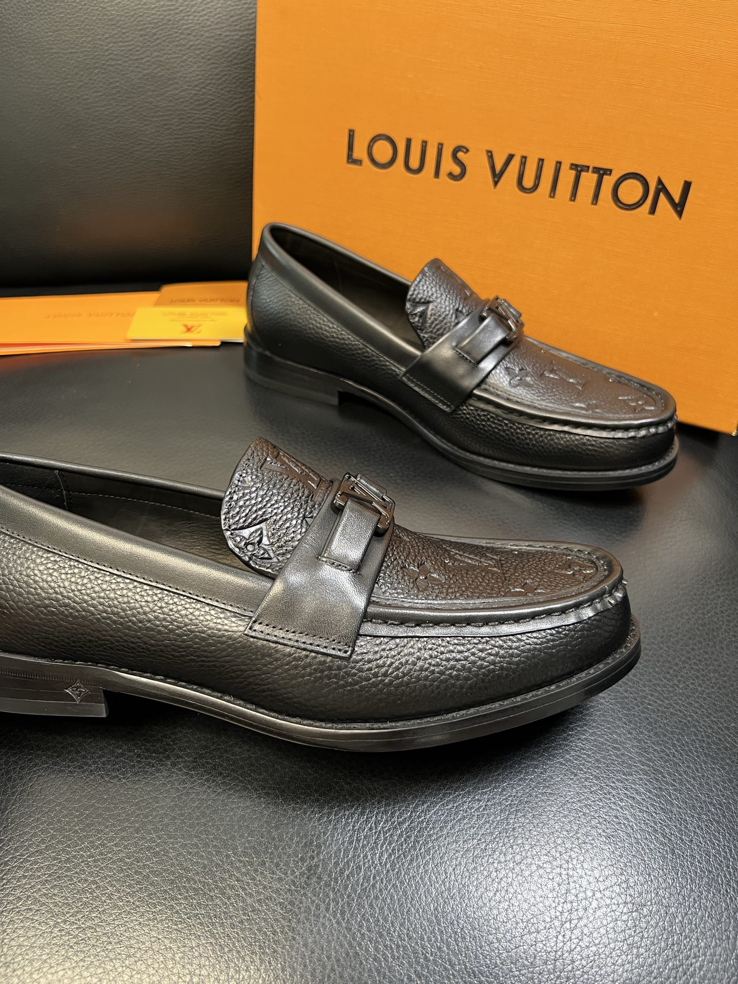 Lv 高品质 顶级工艺品 路易威登 皮鞋专柜同步原厂配置，鞋面意大利进口，进口水染牛皮内里，鞋底：原厂特