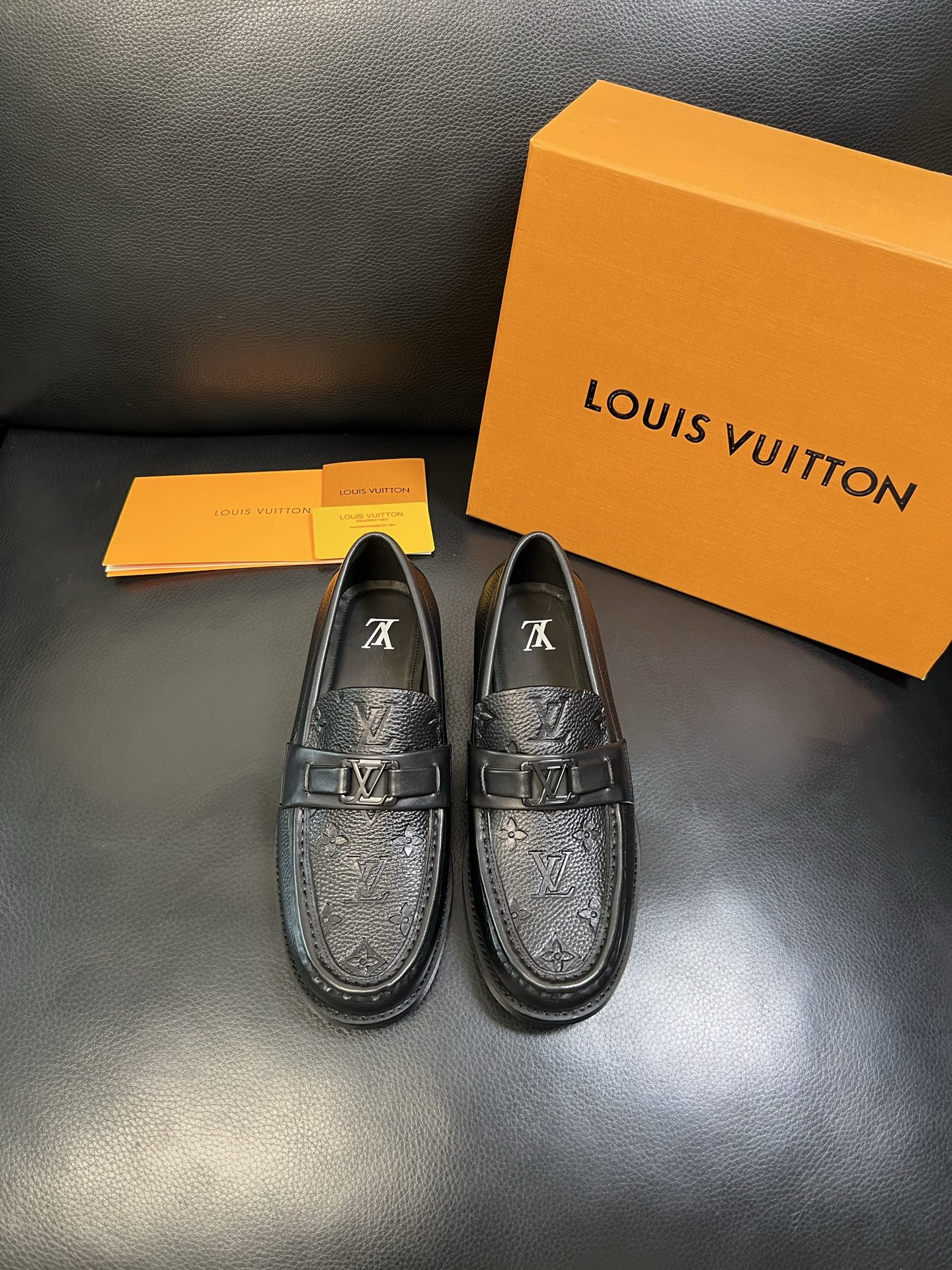 Lv 高品质 顶级工艺品 路易威登 皮鞋专柜同步原厂配置，鞋面意大利进口，进口水染牛皮内里，鞋底：原厂特