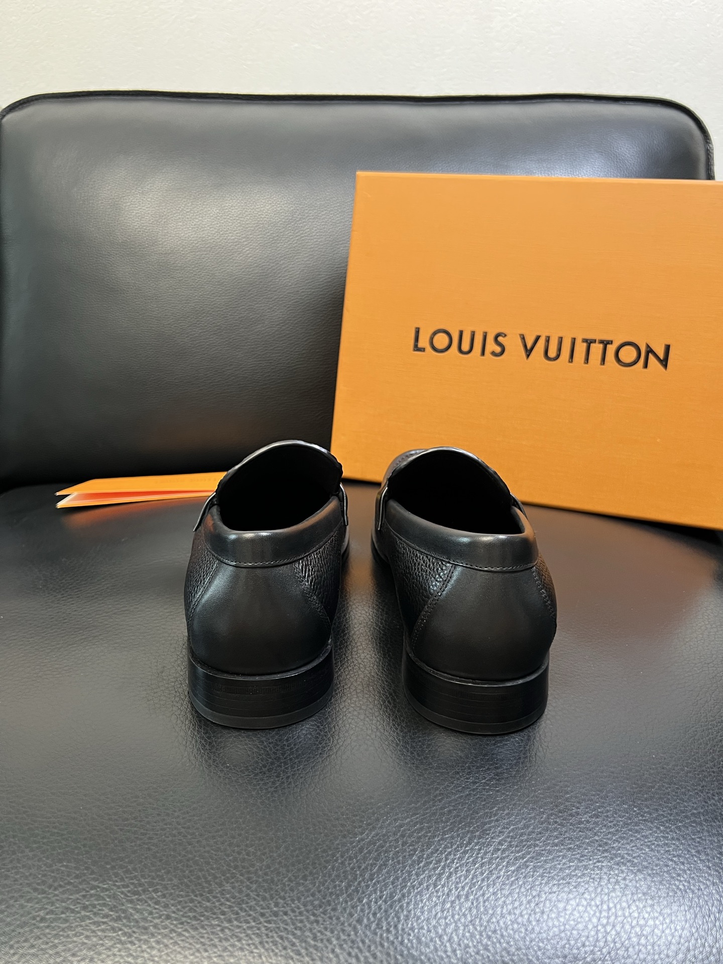 Lv 高品质 顶级工艺品 路易威登 皮鞋专柜同步原厂配置，鞋面意大利进口，进口水染牛皮内里，鞋底：原厂特