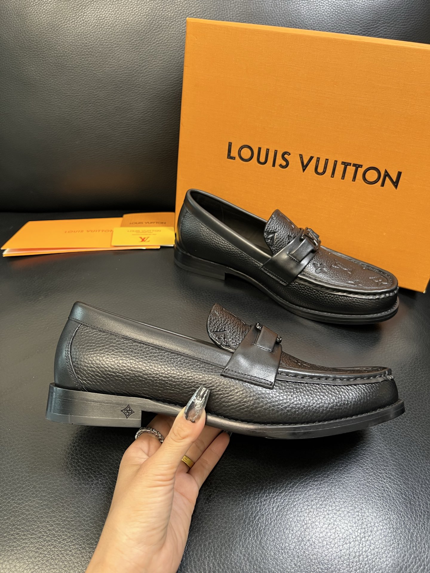 Lv 高品质 顶级工艺品 路易威登 皮鞋专柜同步原厂配置，鞋面意大利进口，进口水染牛皮内里，鞋底：原厂特