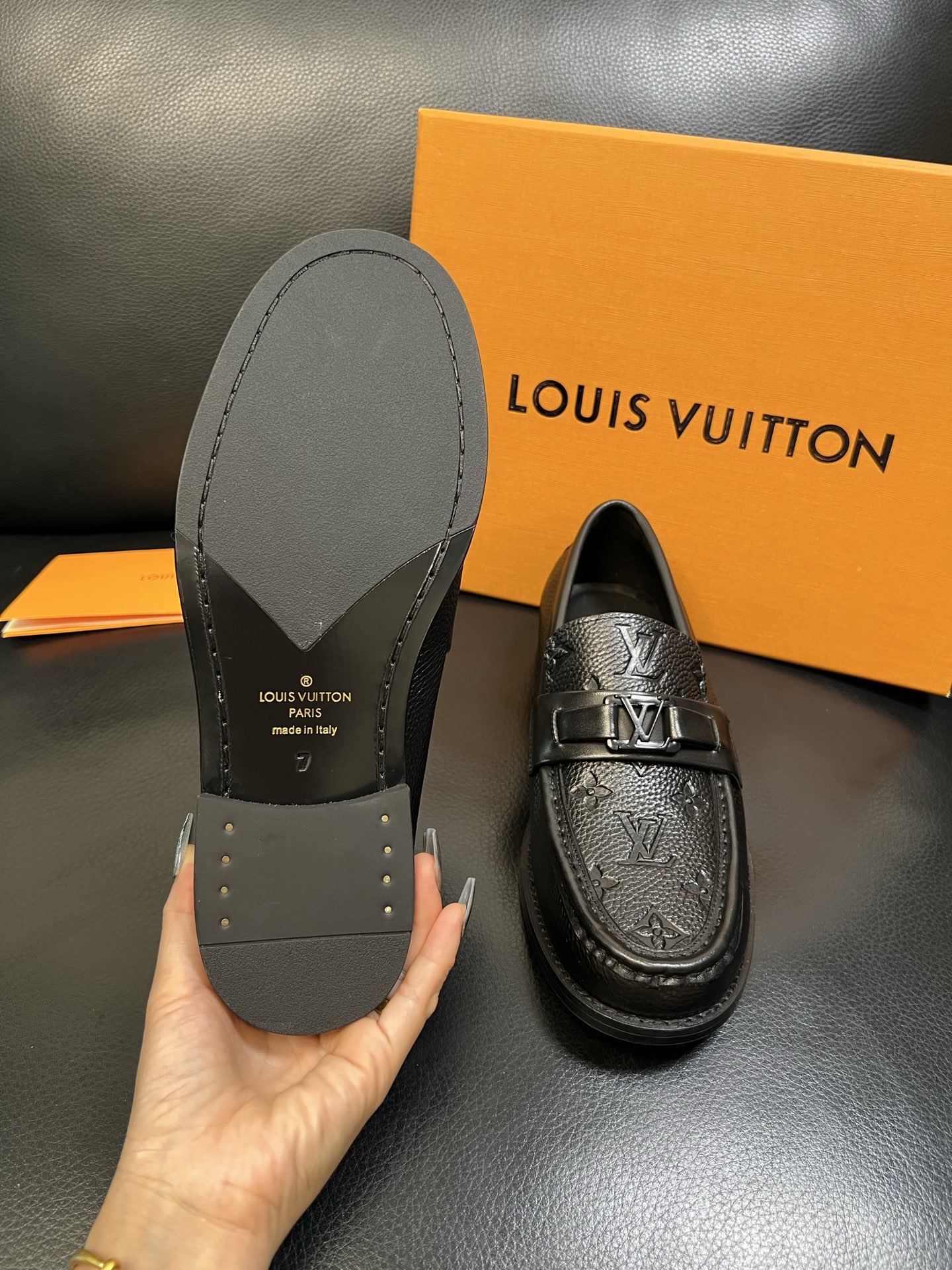 Lv 高品质 顶级工艺品 路易威登 皮鞋专柜同步原厂配置，鞋面意大利进口，进口水染牛皮内里，鞋底：原厂特