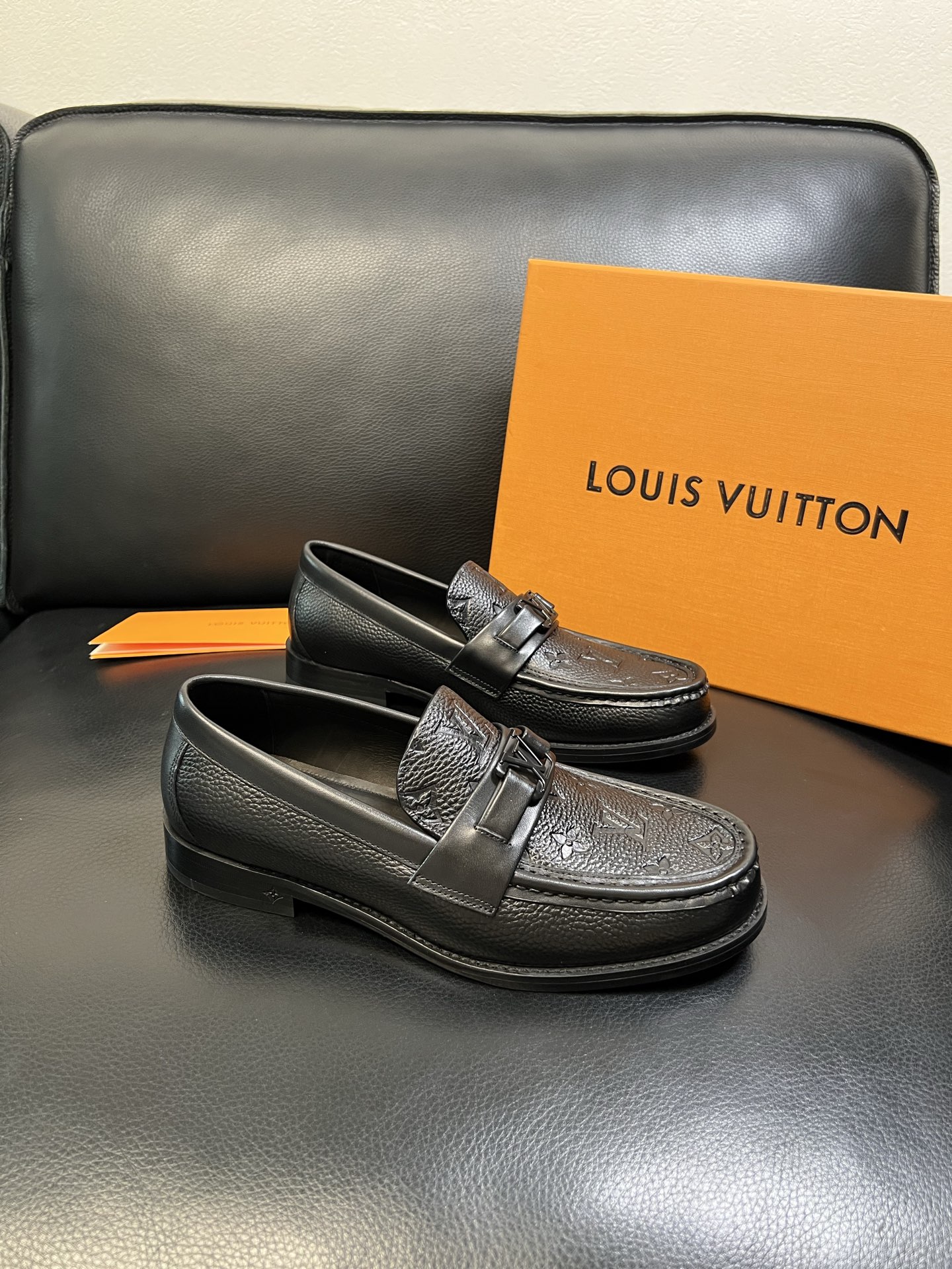 Lv 高品质 顶级工艺品 路易威登 皮鞋专柜同步原厂配置，鞋面意大利进口，进口水染牛皮内里，鞋底：原厂特