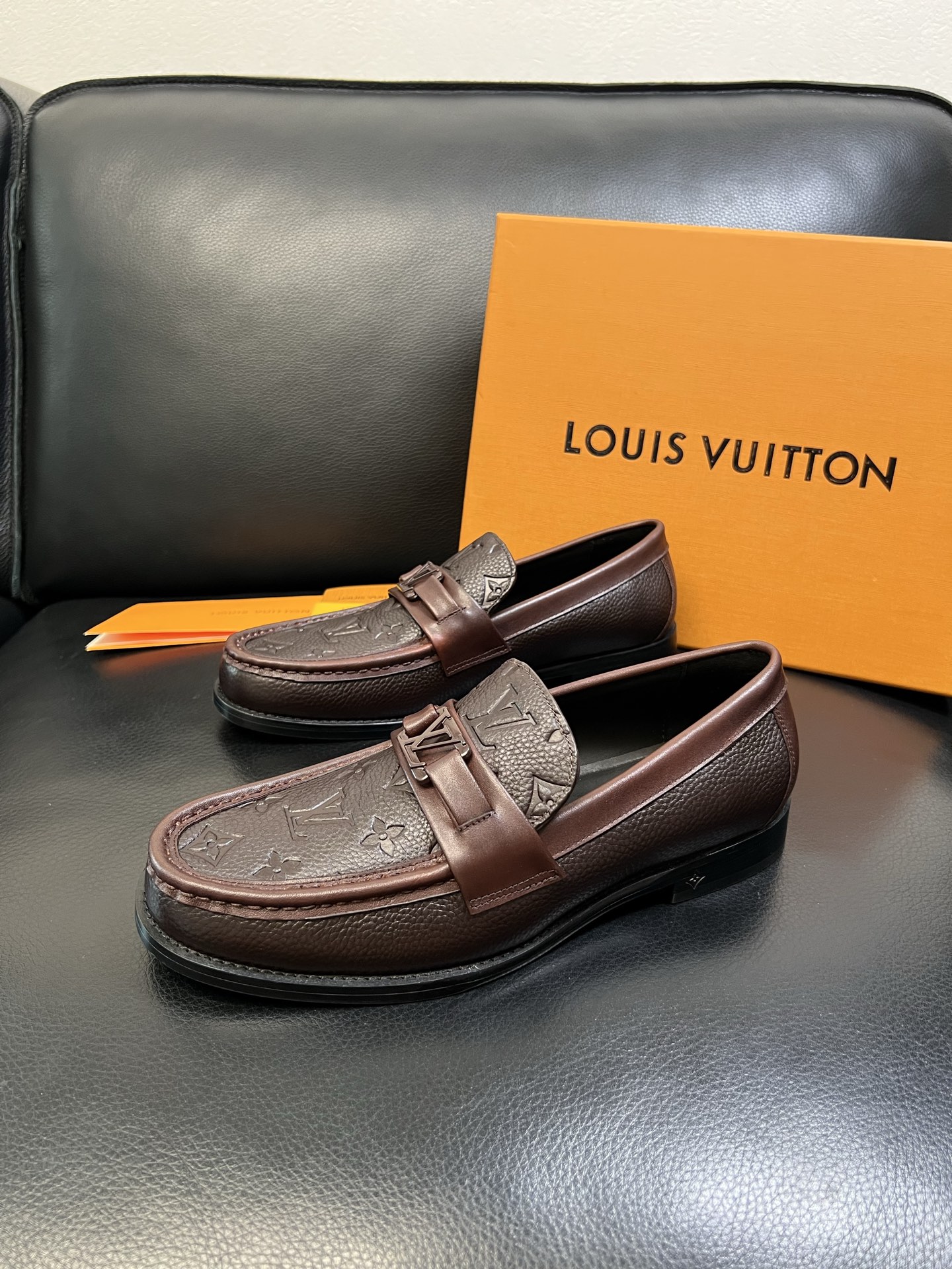 Lv 高品质 顶级工艺品 路易威登 皮鞋专柜同步原厂配置，鞋面意大利进口，进口水染牛皮内里，鞋底：原厂特