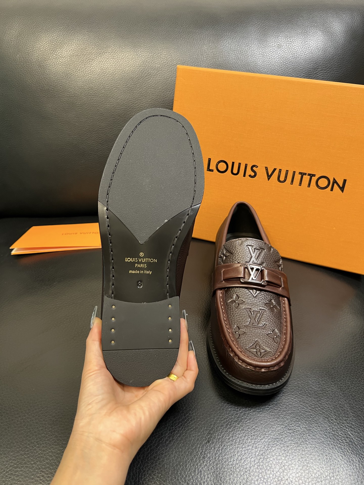 Lv 高品质 顶级工艺品 路易威登 皮鞋专柜同步原厂配置，鞋面意大利进口，进口水染牛皮内里，鞋底：原厂特