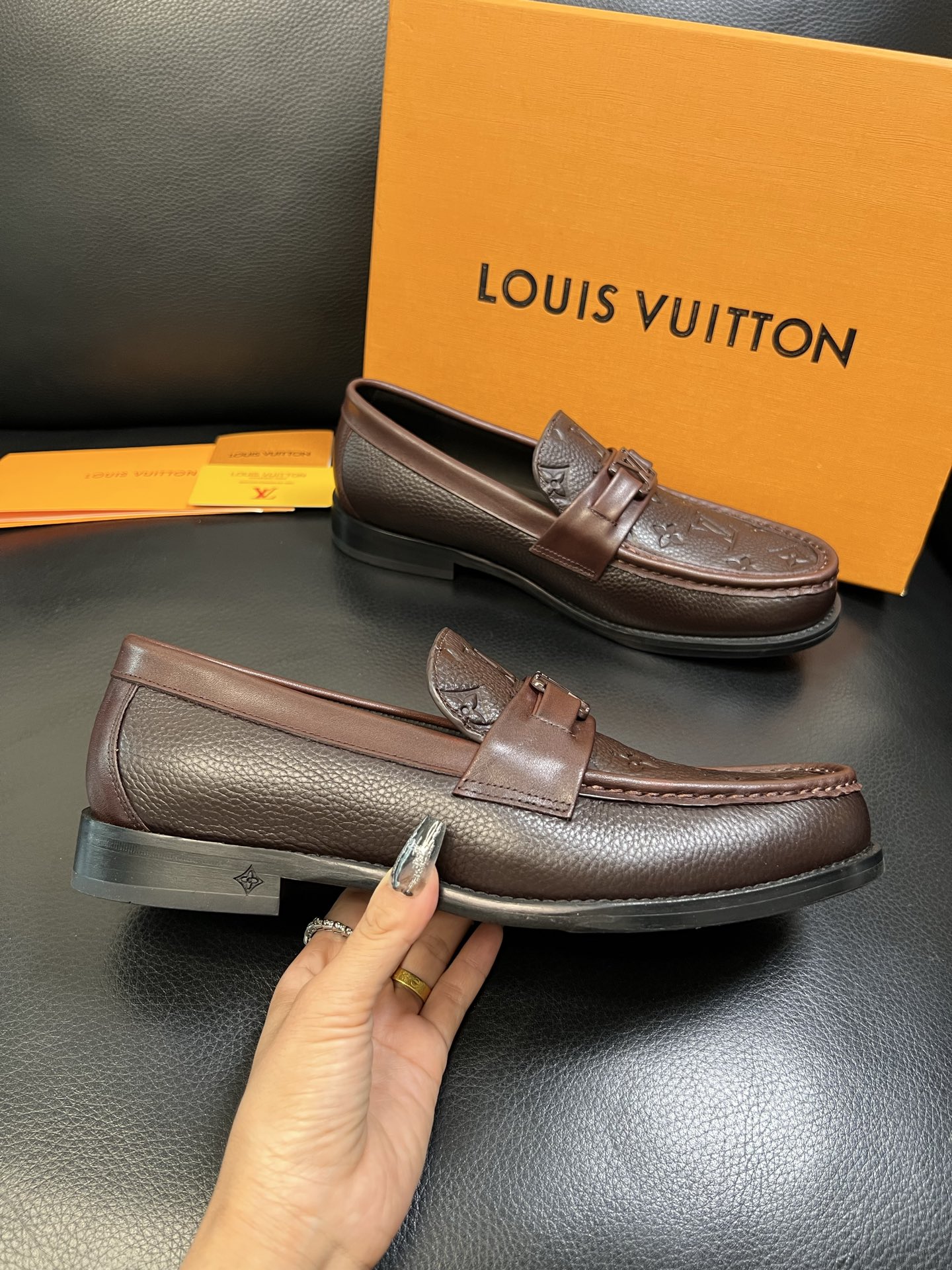 Lv 高品质 顶级工艺品 路易威登 皮鞋专柜同步原厂配置，鞋面意大利进口，进口水染牛皮内里，鞋底：原厂特