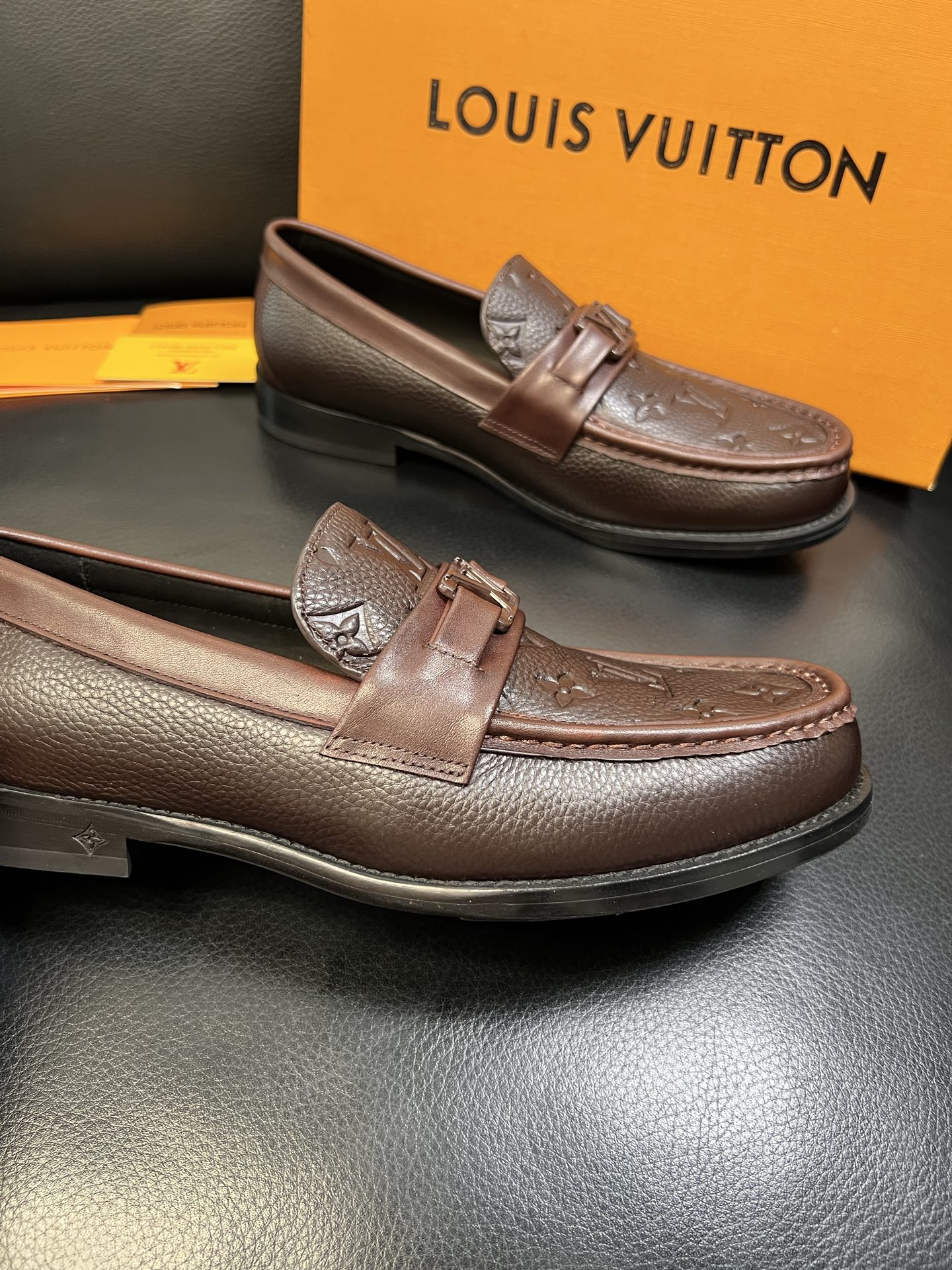 Lv 高品质 顶级工艺品 路易威登 皮鞋专柜同步原厂配置，鞋面意大利进口，进口水染牛皮内里，鞋底：原厂特